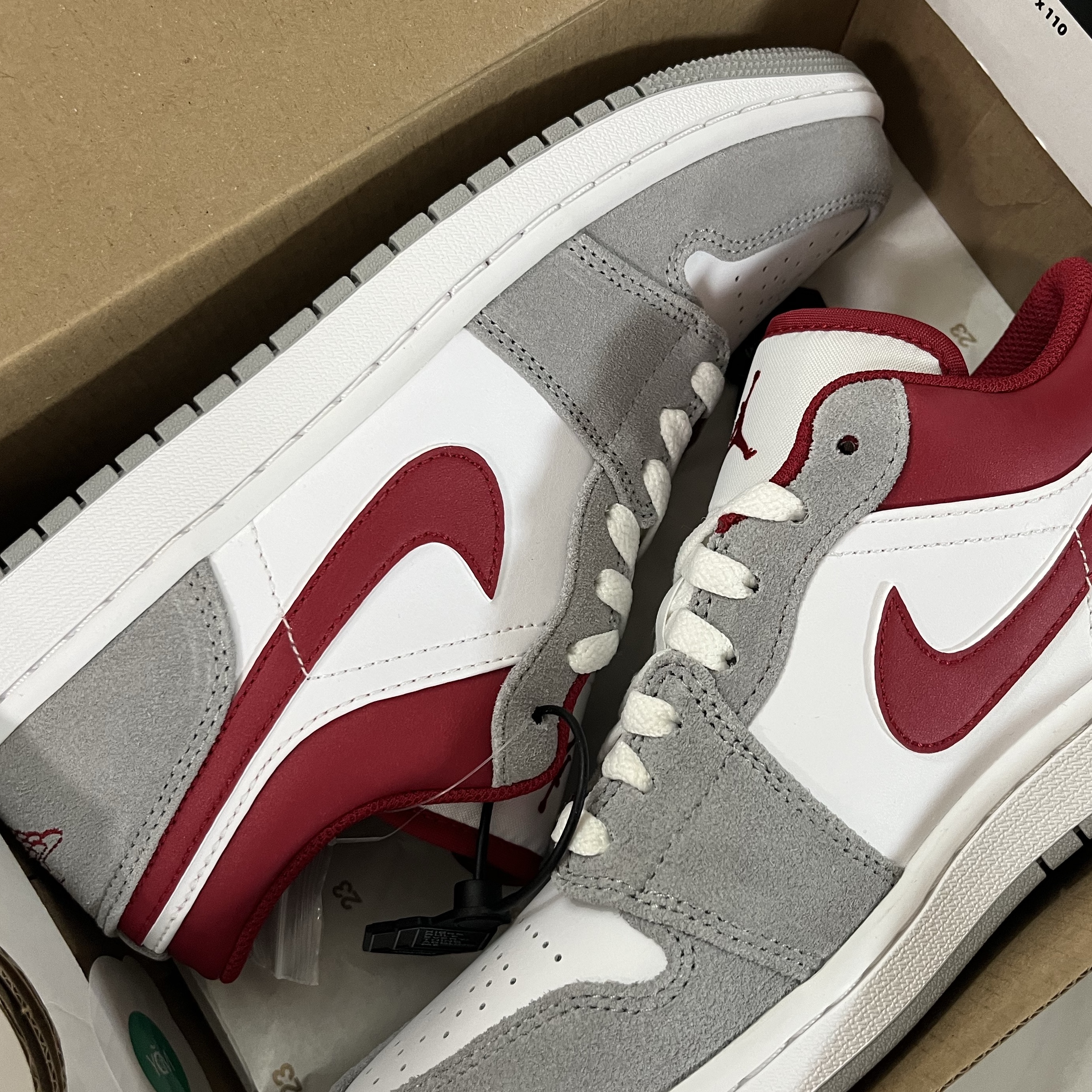 Jordan 1 Low SE Light Smoke Grey Gym Red 착용 스타일