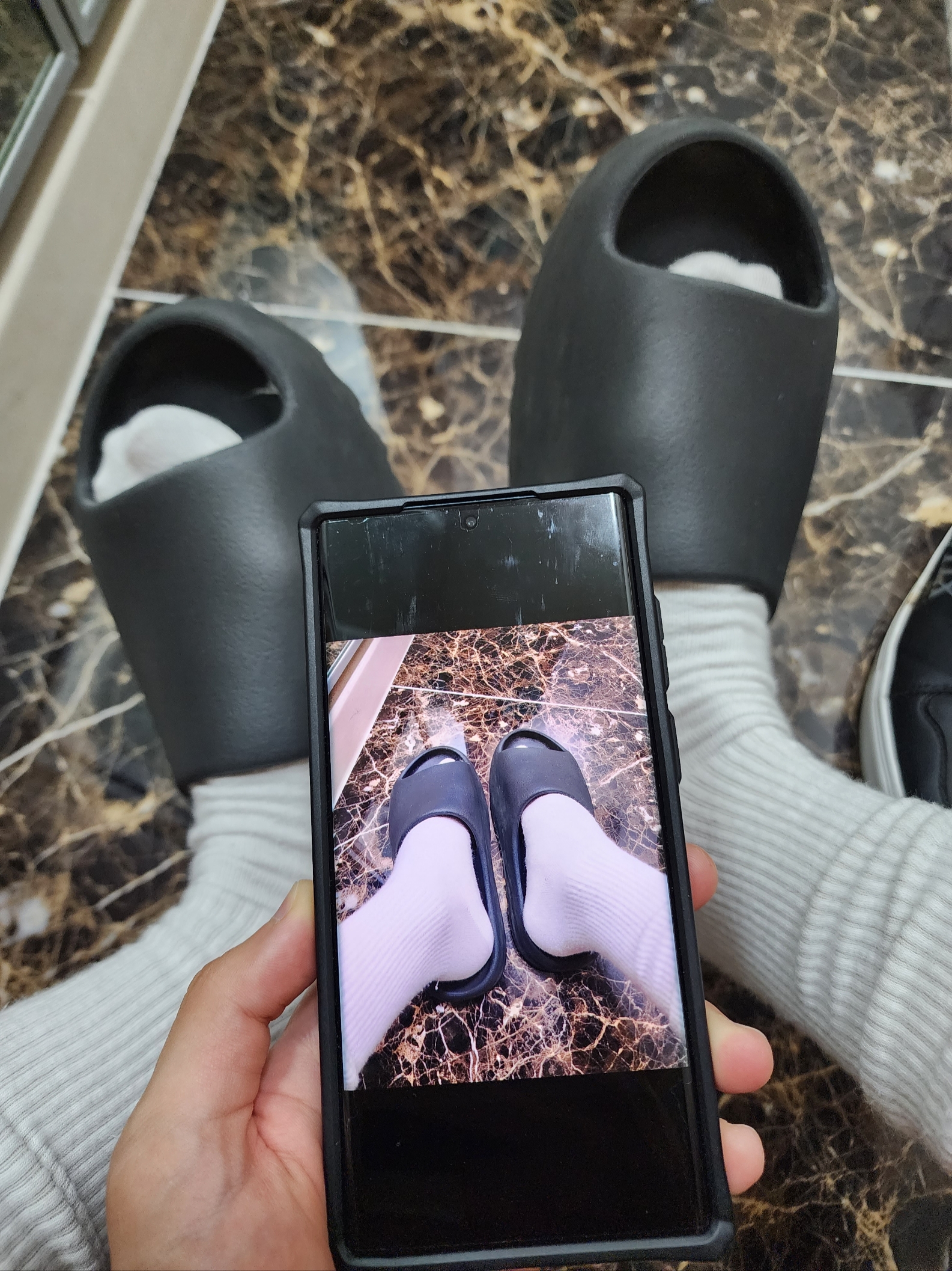 Adidas Yeezy Slide Onyx 착용 스타일