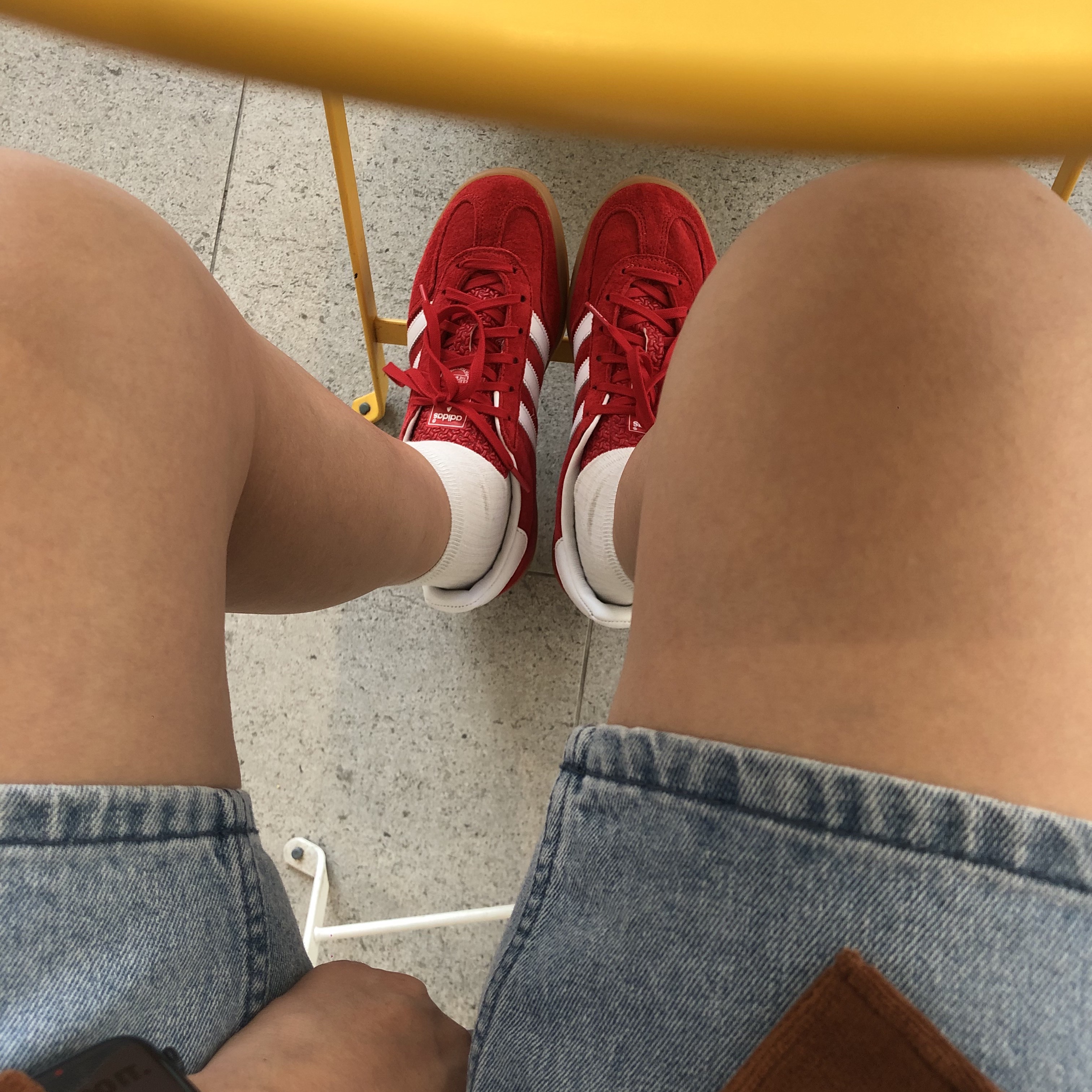 Adidas Gazelle Indoor Scarlet 착용 스타일