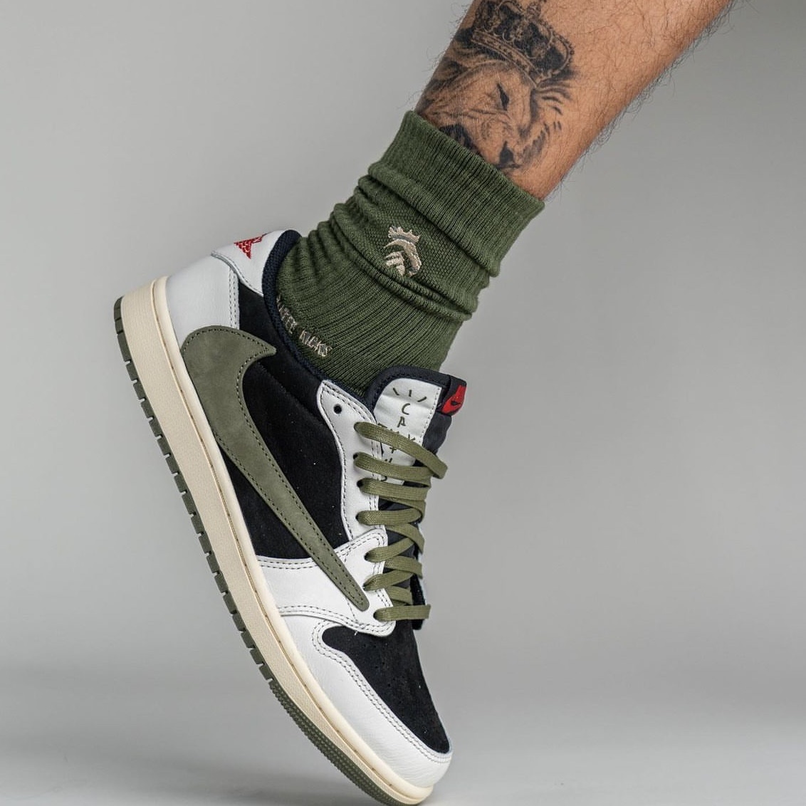 Jordan 1 x Travis Scott Retro Low Golf NRG Neutral Olive, (W) Jordan 1 x Travis Scott Retro Low OG SP Medium Olive 착용 스타일 - 4