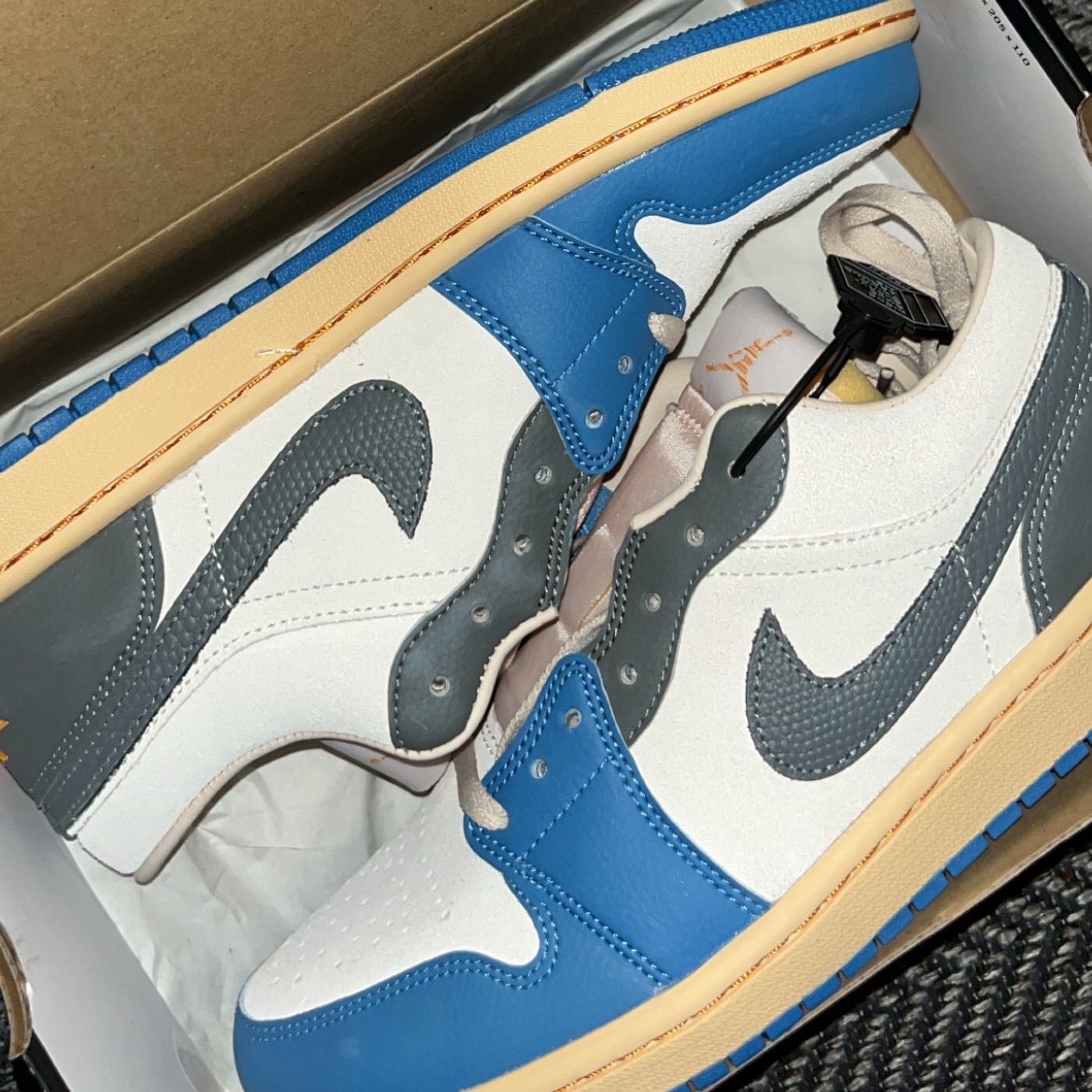 Jordan 1 Low SE Tokyo 96 착용 스타일 - 2