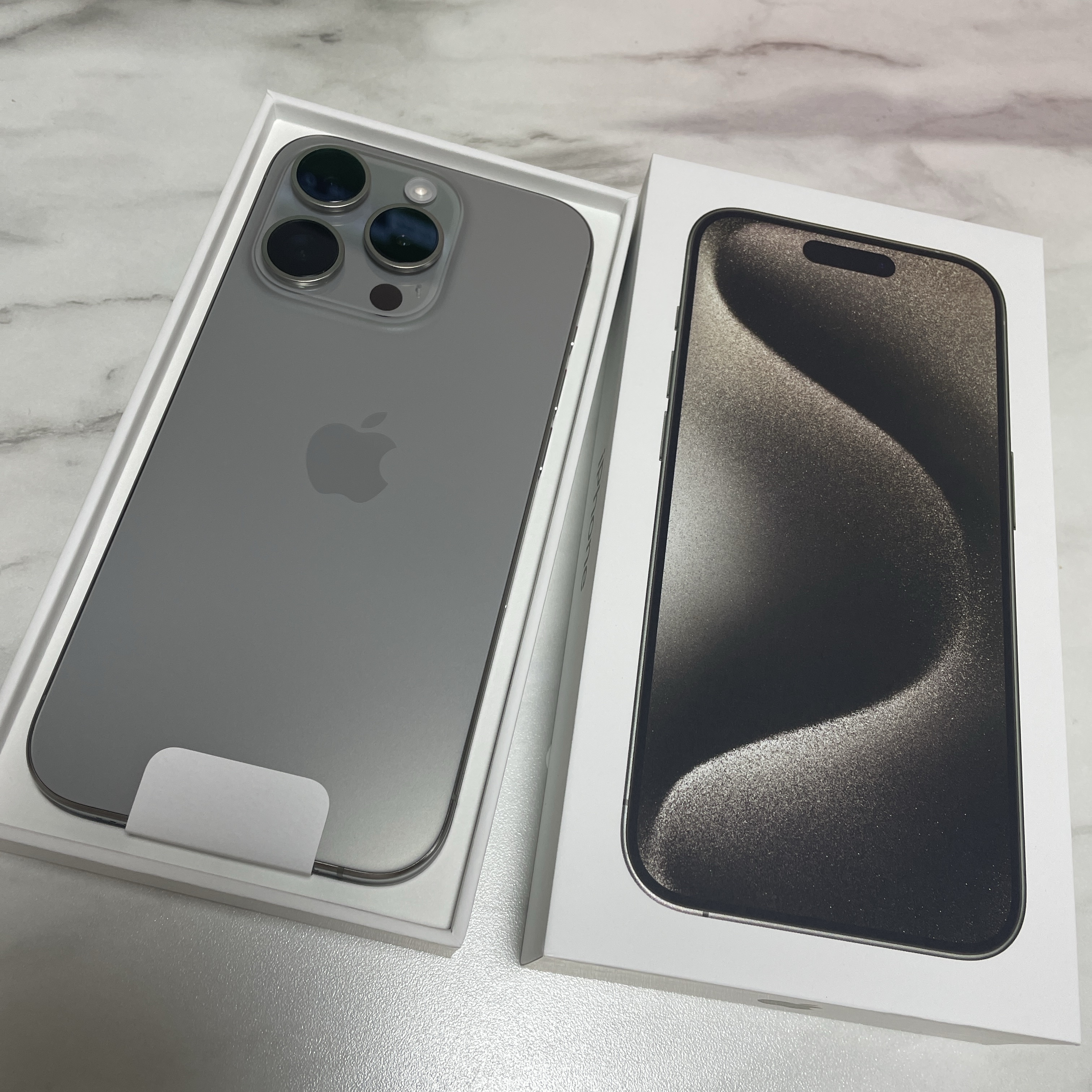 Apple iPhone 15 Pro 256GB Natural Titanium (Korean Ver.) 착용 스타일