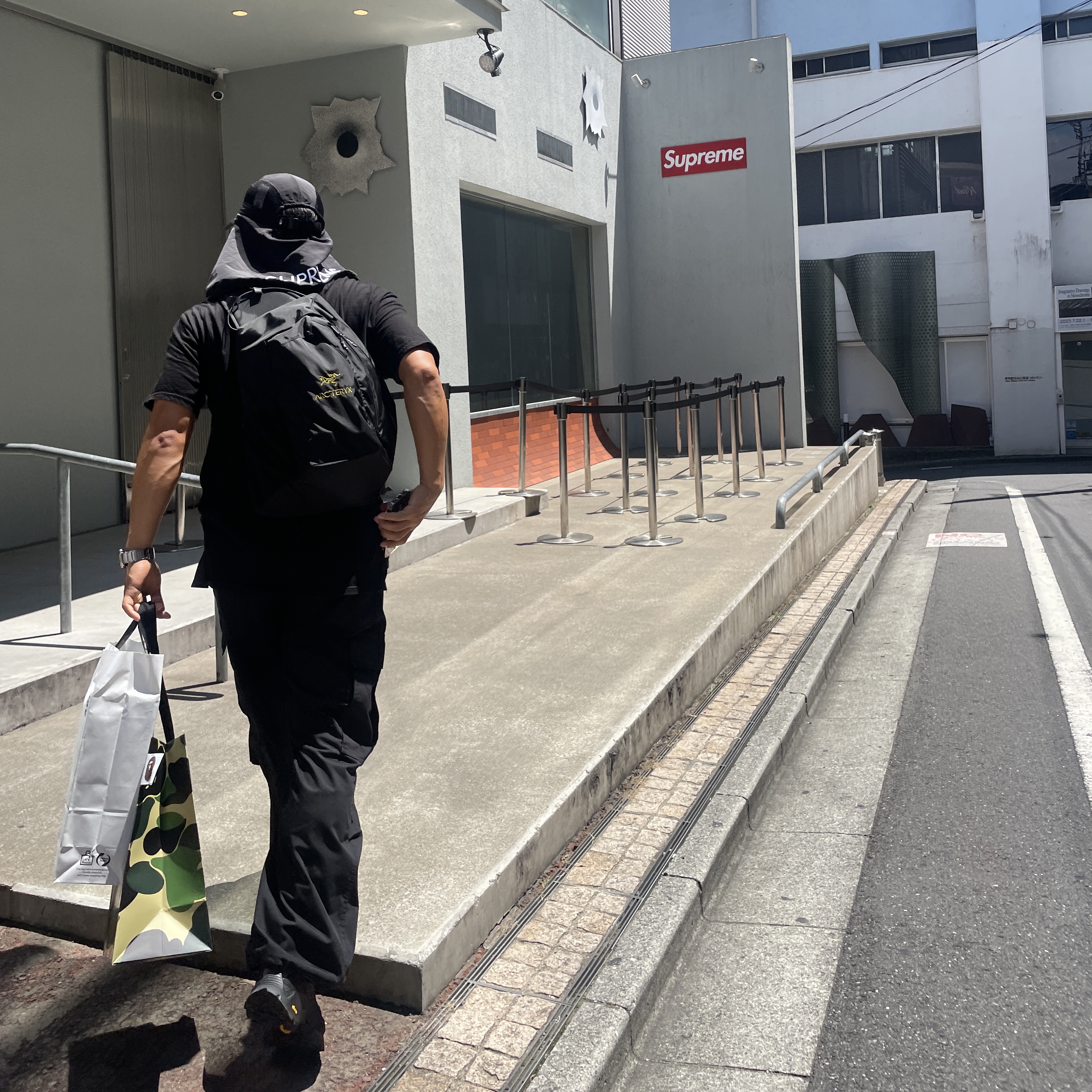 Arc'teryx Quiver Crossbody Pack Black Ash, Supreme x The North Face Sunshield Camp Cap Black - 20SS 착용 스타일