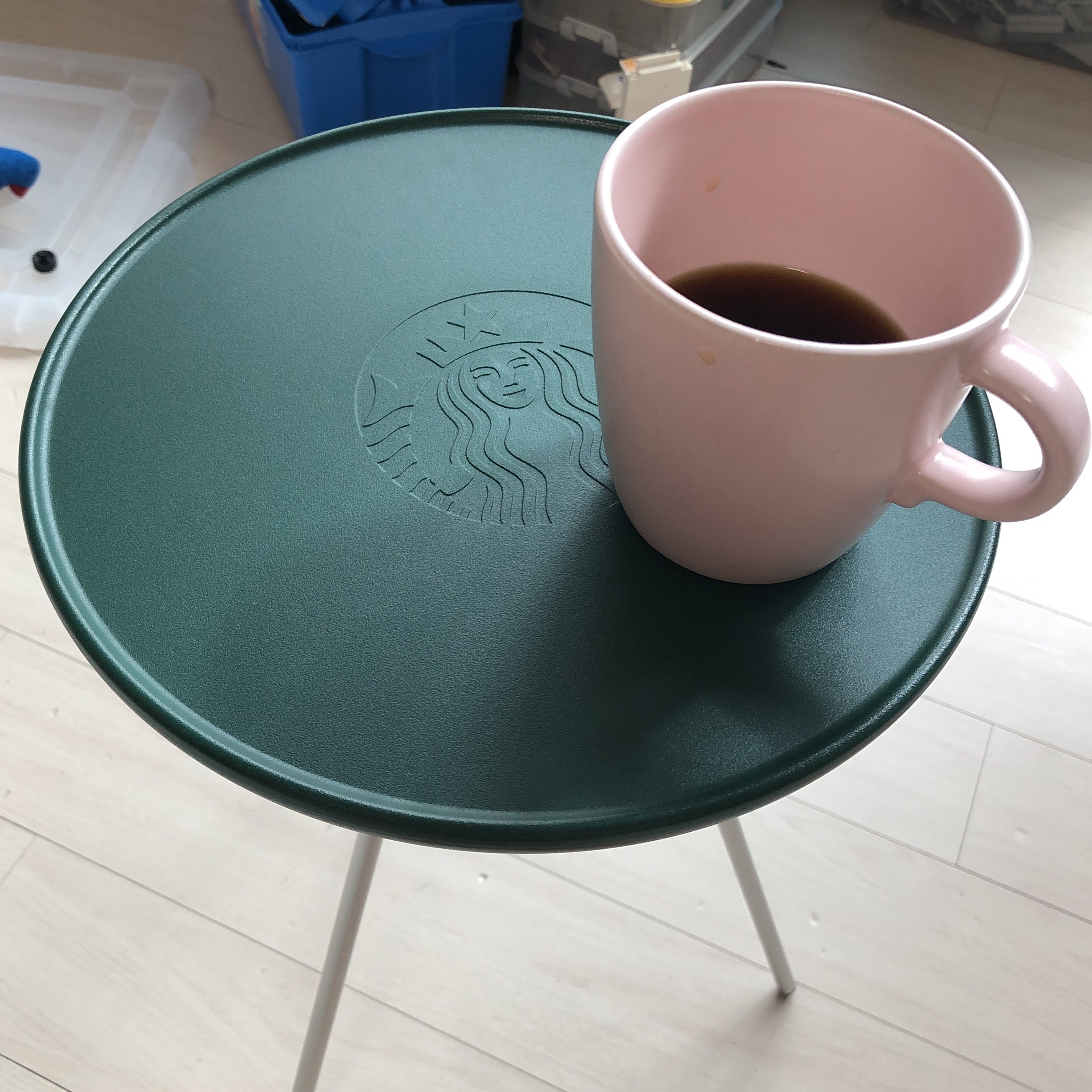 Starbucks x Helinox Side Table Green 착용 스타일