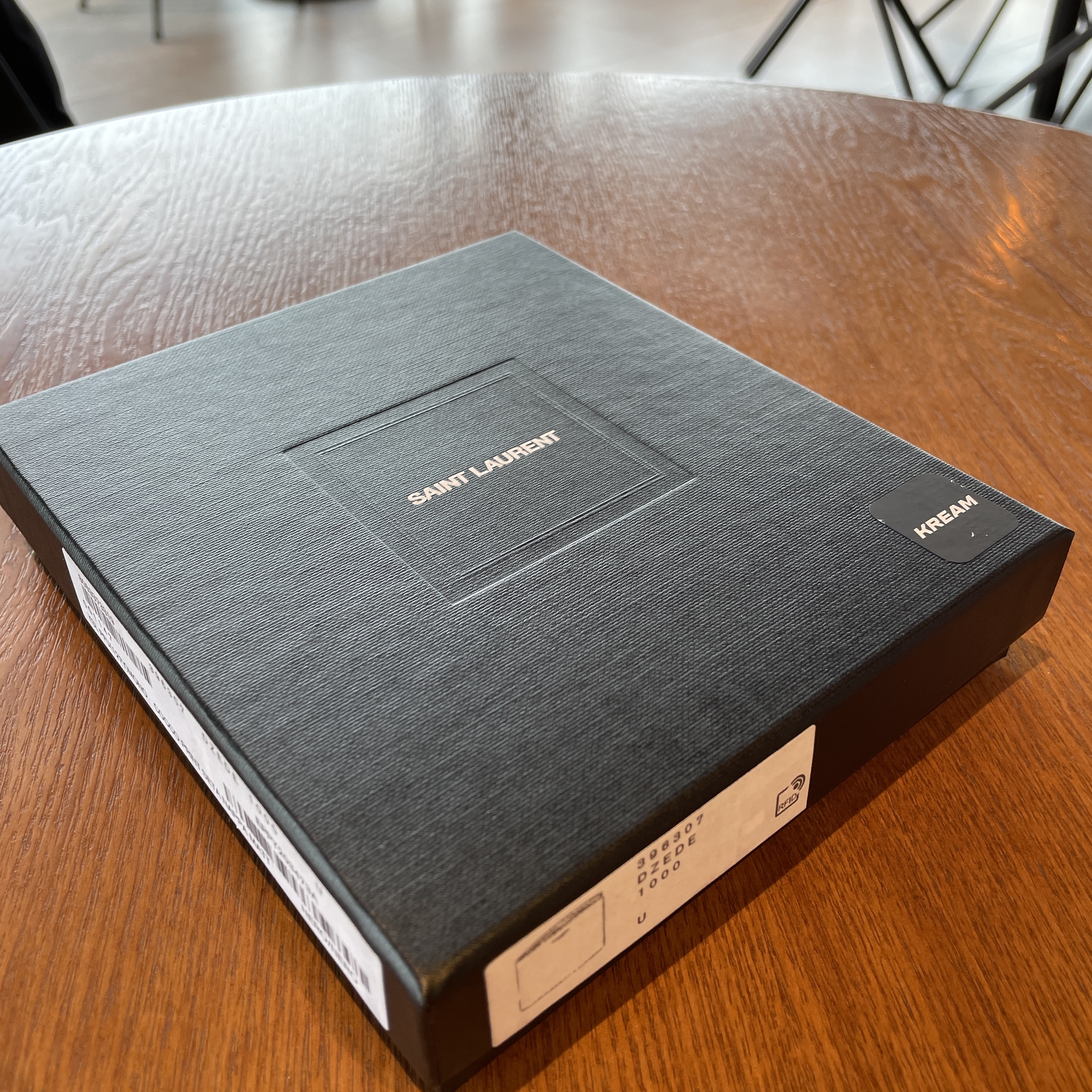 Saint Laurent Paris East/West Wallet in Crocodile Embossed Leather Black 착용 스타일 - 5