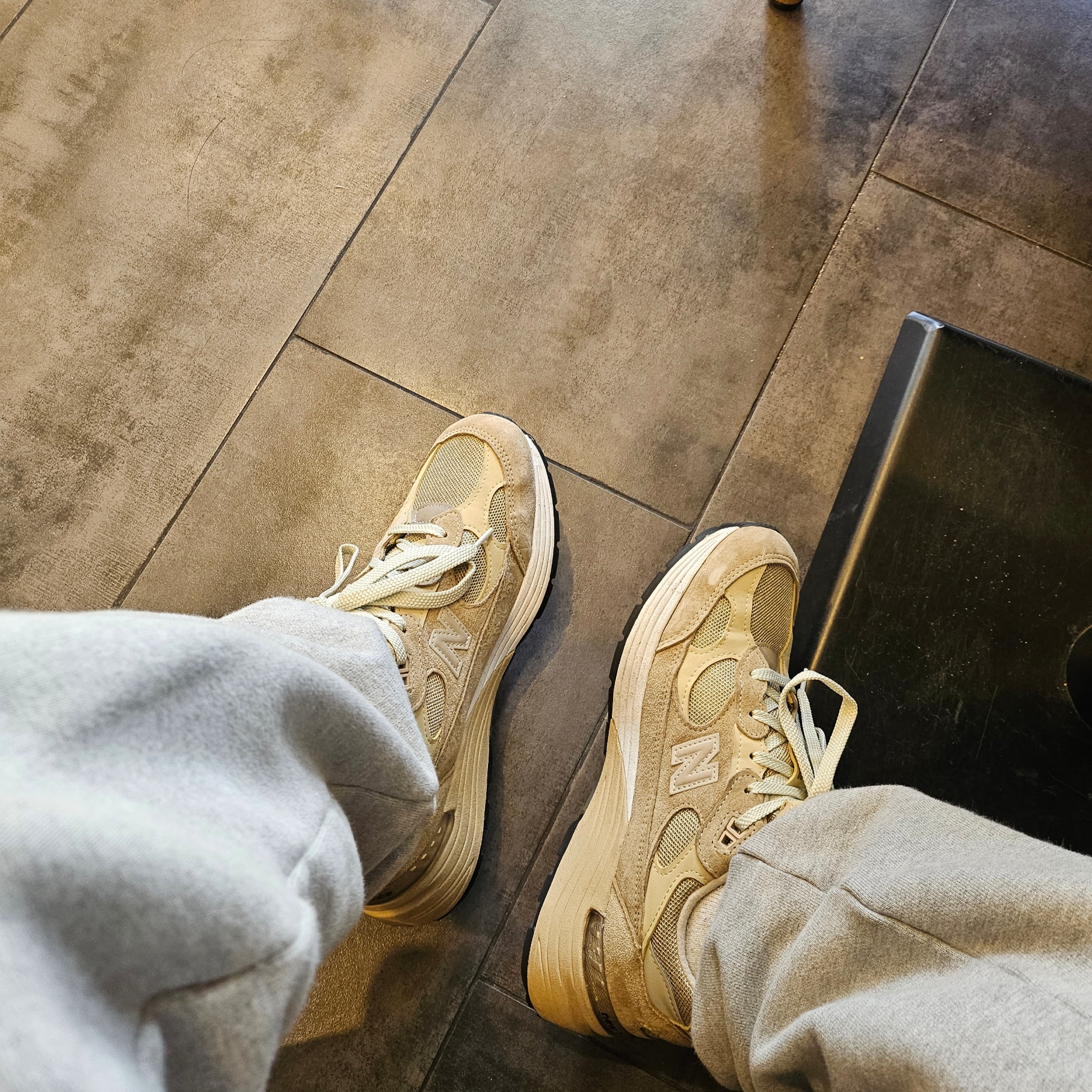 New Balance 992 Made in USA Tan 착용 스타일 - 2