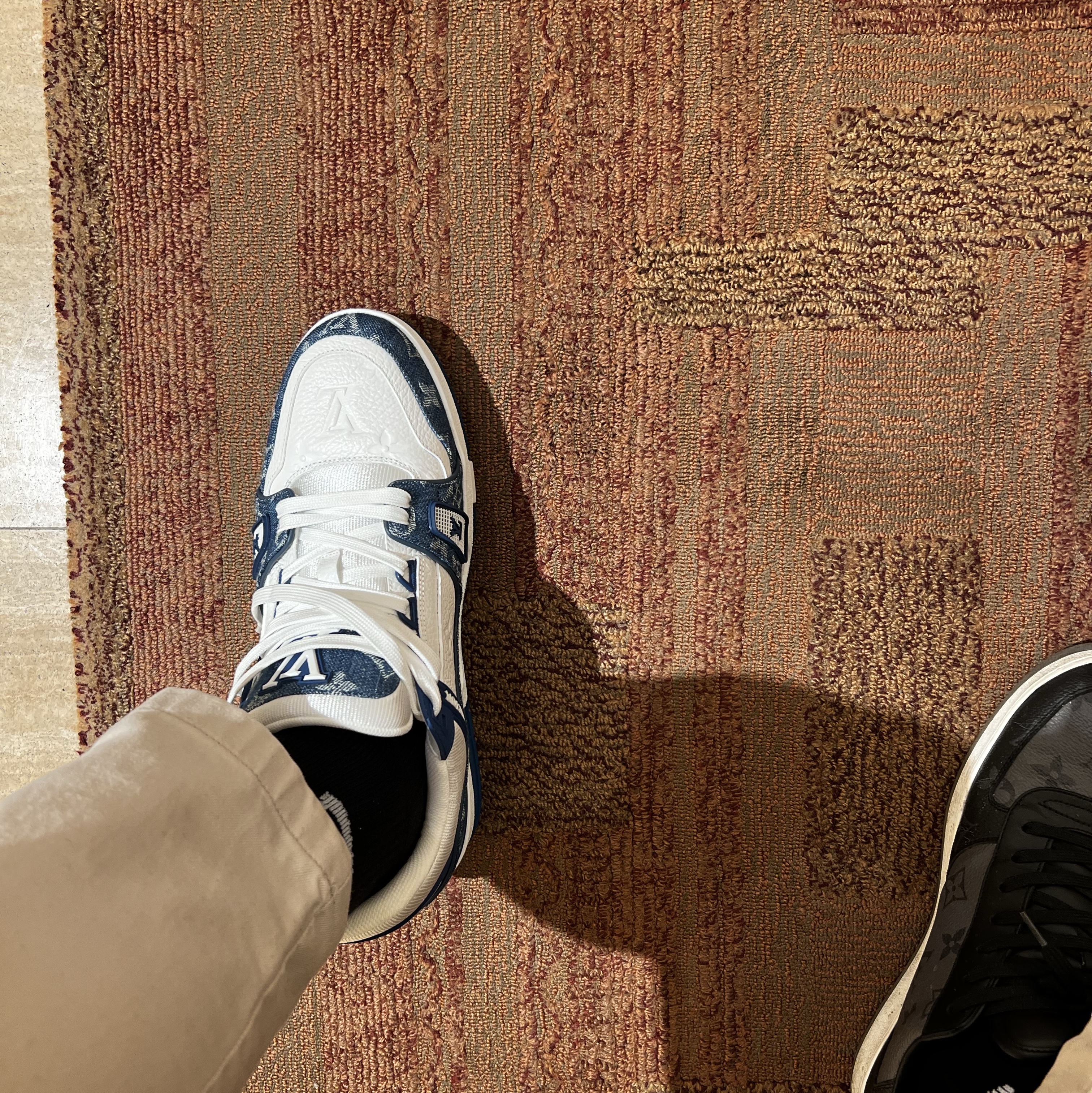 Louis Vuitton LV Trainer Sneakers Monogram Denim Blue 착용 스타일