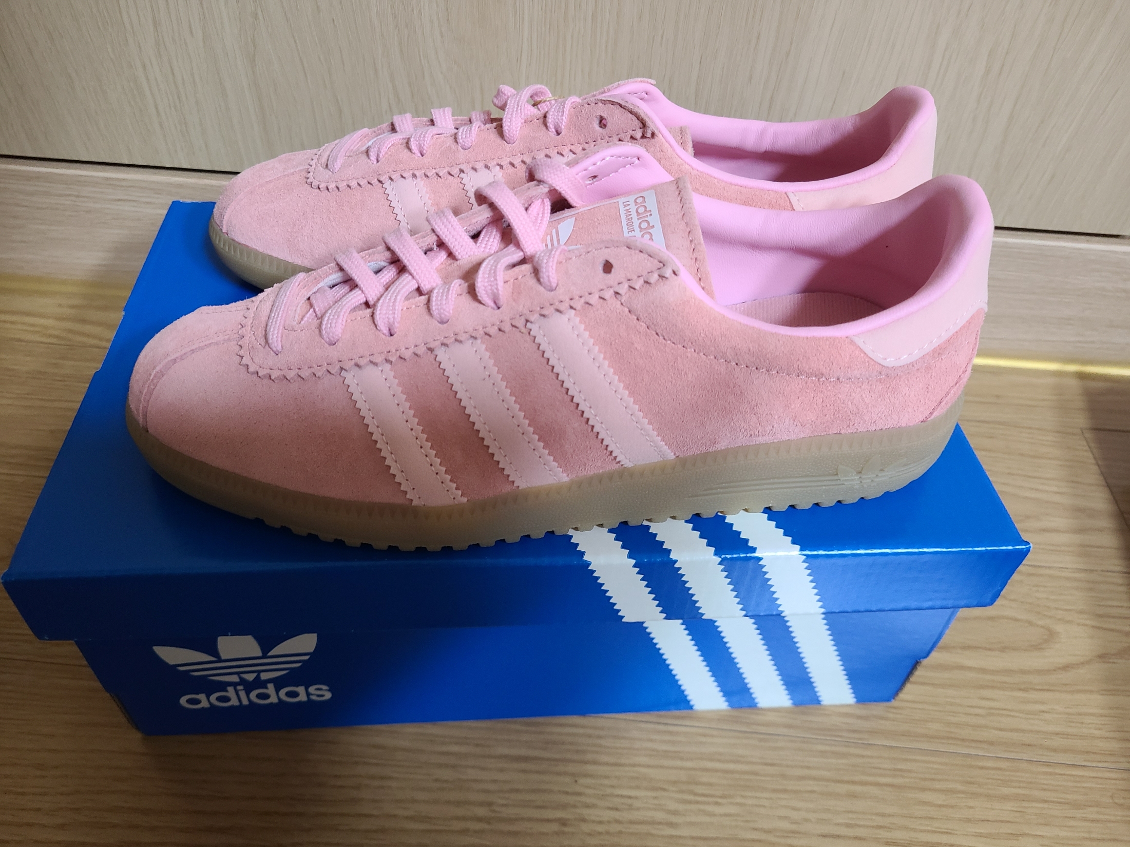 Adidas Bermuda Glow Pink 착용 스타일