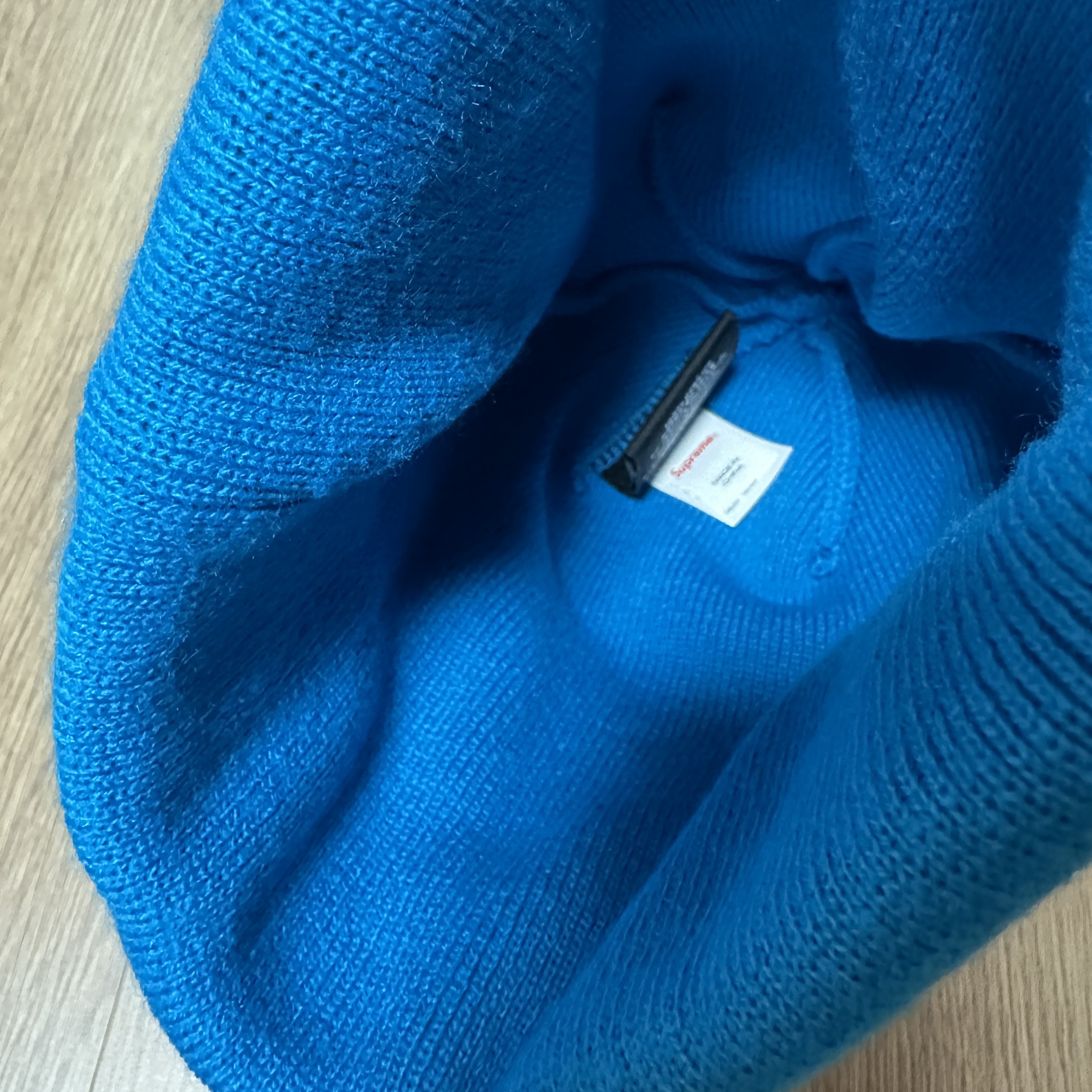 Supreme New Era Varsity Beanie Slate - 23FW 착용 스타일 - 4