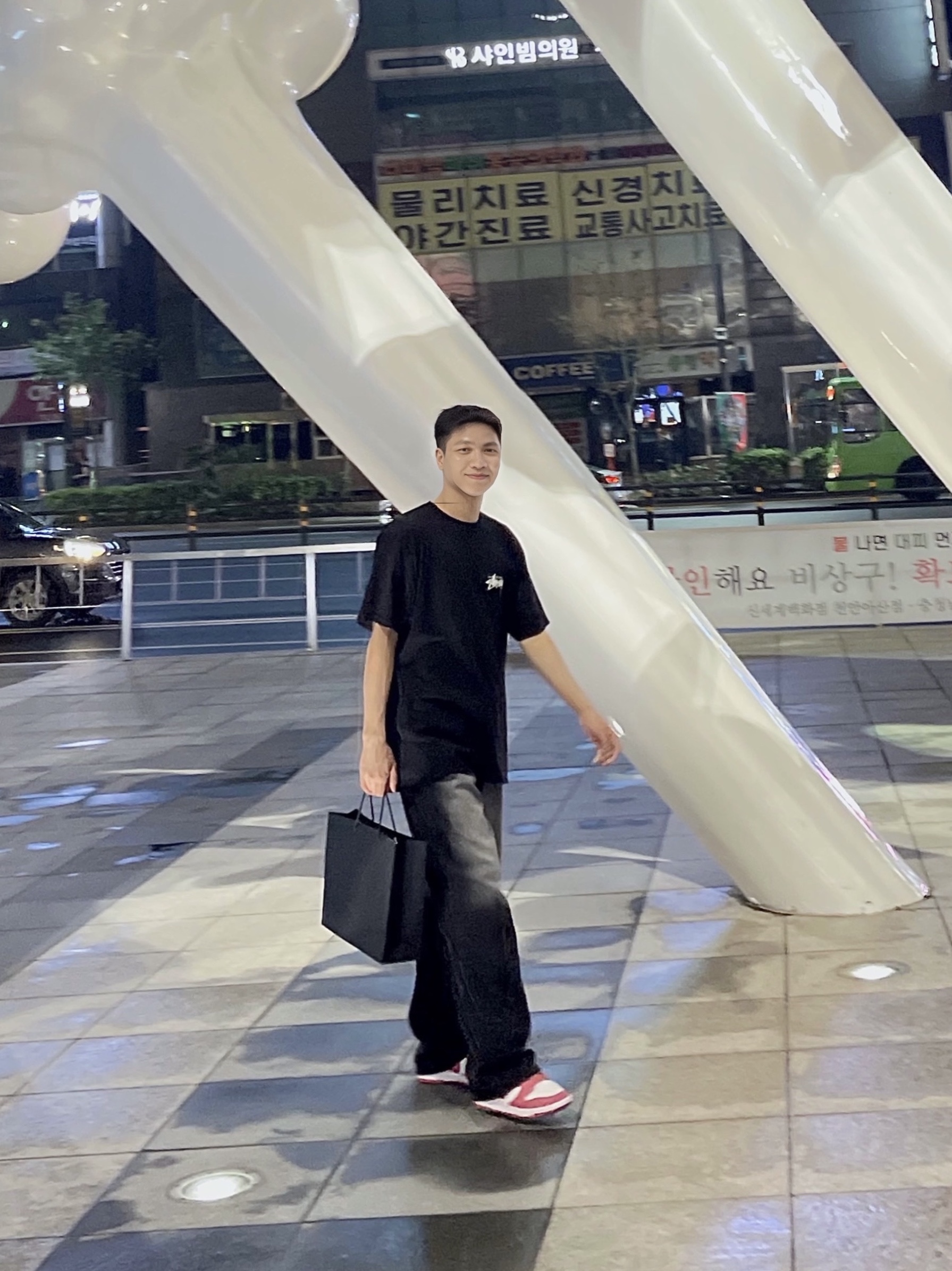 Stussy Kittens T-Shirt Black, (W) Nike Dunk Low Archeo Pink 착용 스타일