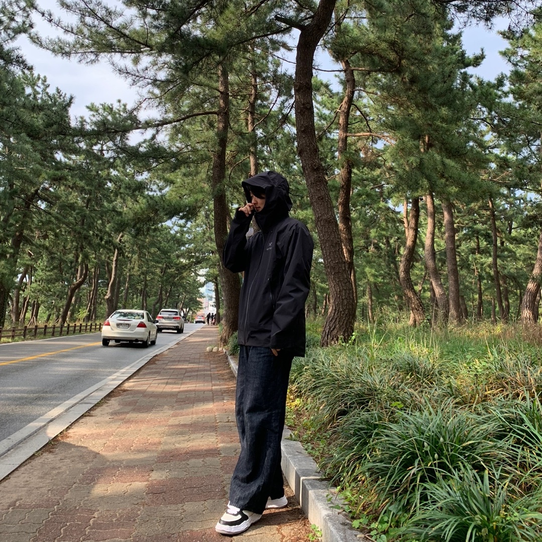 Arc'teryx Beta LT Jacket Black, Maison Mihara Yasuhiro Wayne OG Sole Leather Low-top Sneakers Black White 착용 스타일 - 2