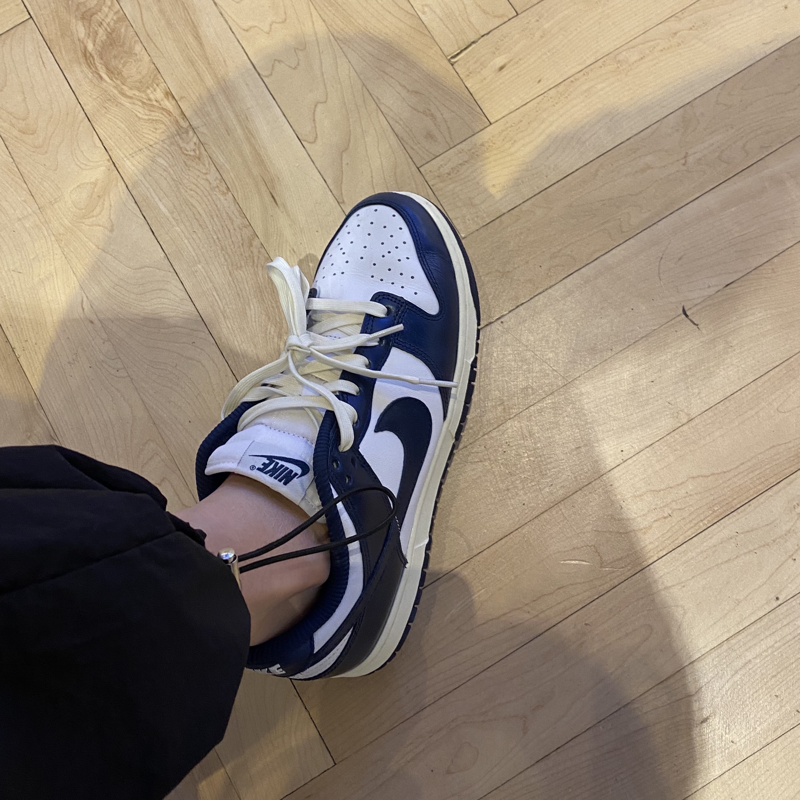 (W) Nike Dunk Low PRM Midnight Navy and White 착용 스타일 - 1