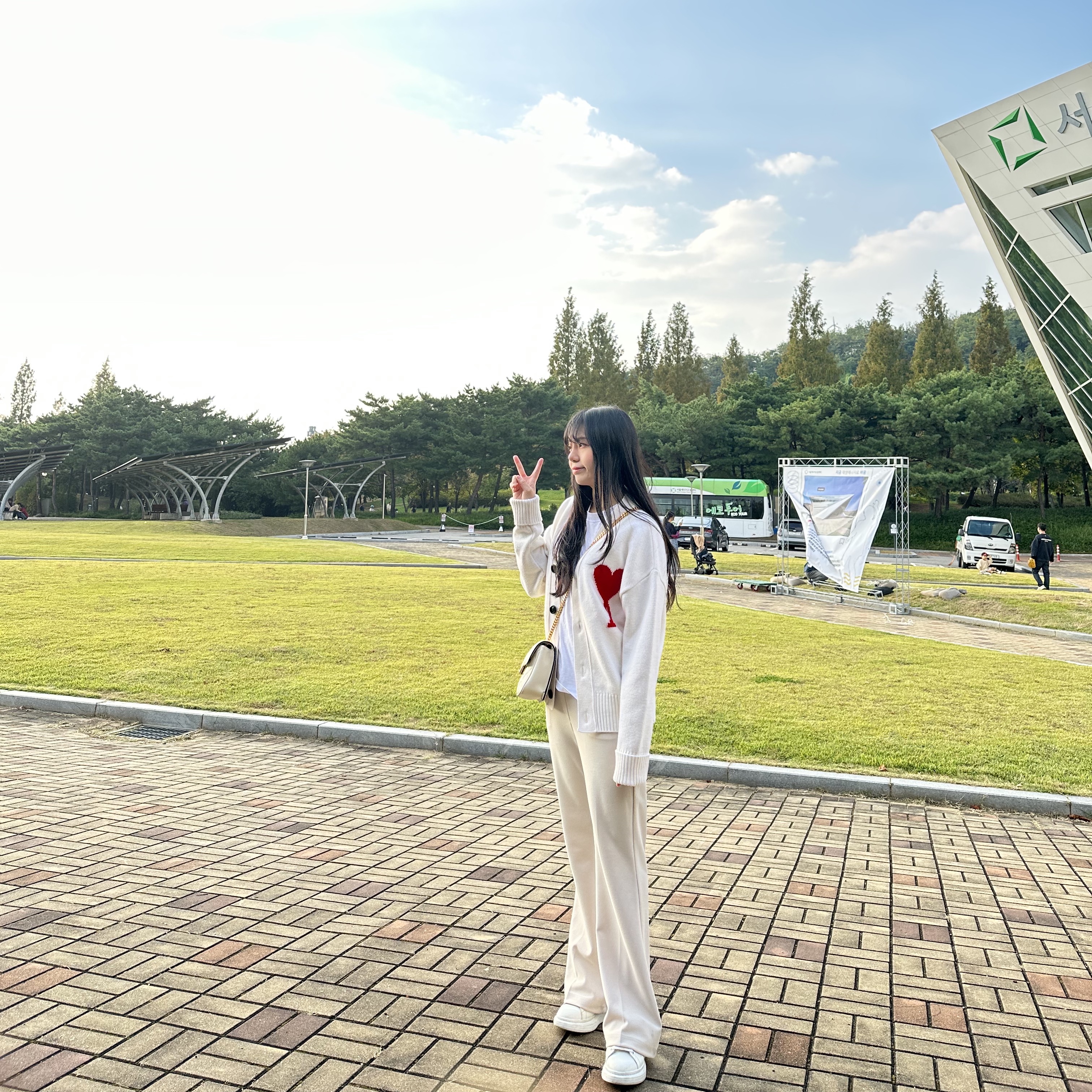 AMI de Coeur Oversize Intarsia Cardigan Off White Red, Gucci Deco Mini Shoulder Bag White Leather 착용 스타일 - 2