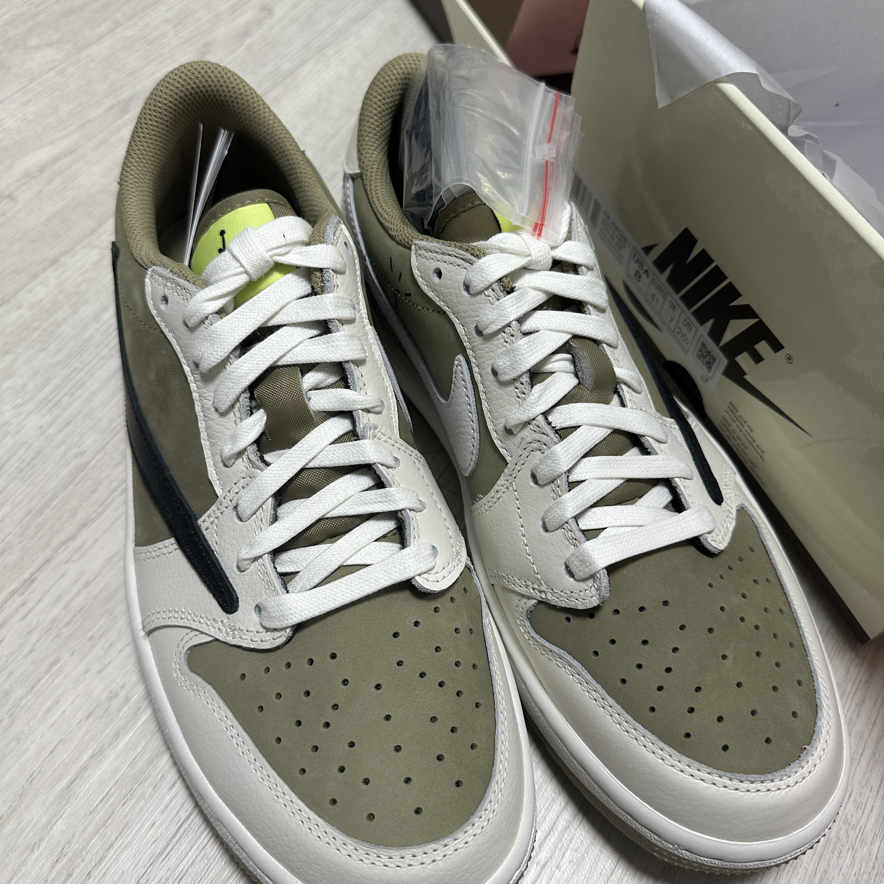 Jordan 1 x Travis Scott Retro Low Golf NRG Neutral Olive 착용 스타일