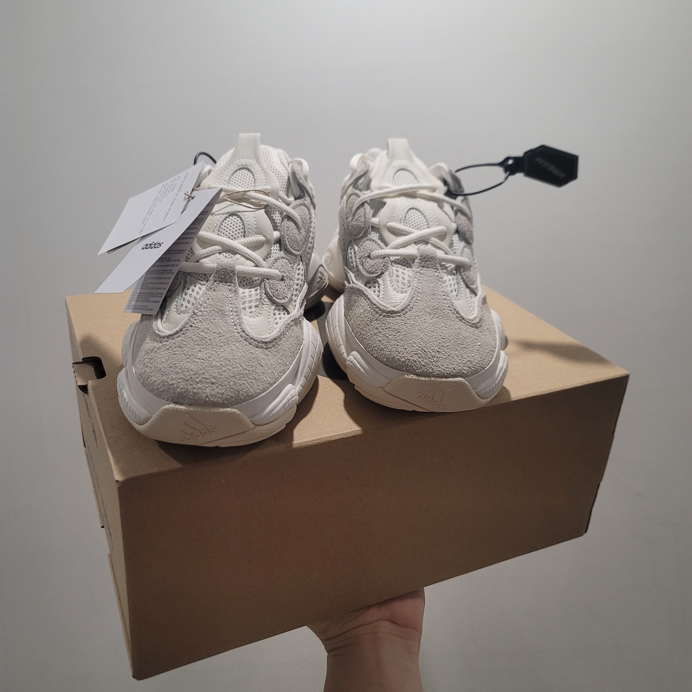 Adidas Yeezy 500 Bone White 착용 스타일 - 5