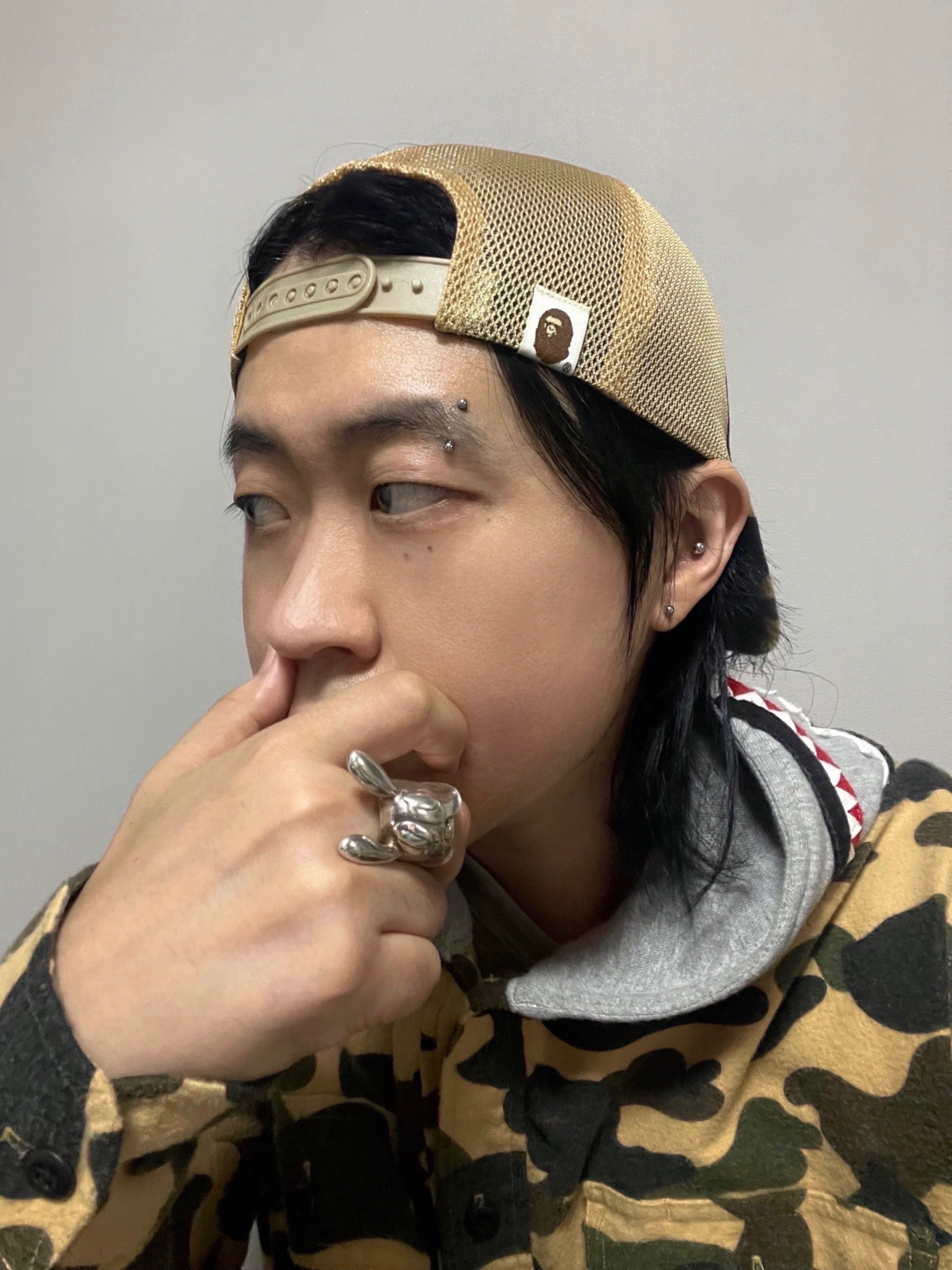 Stussy x BAPE Trucker Cap Yellow, Nike Air Force 1 '07 Low White 착용 스타일 - 1