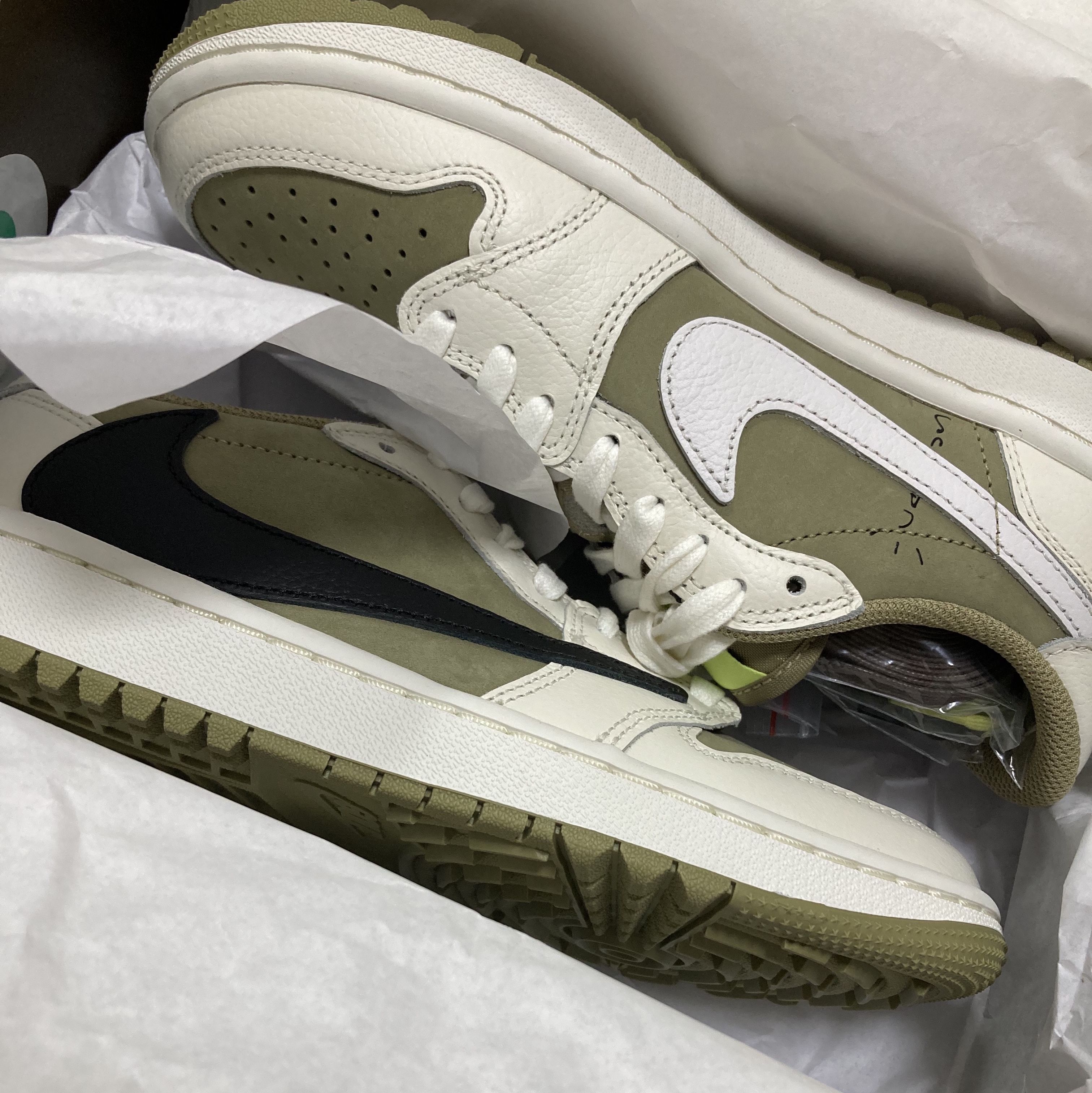 Jordan 1 x Travis Scott Retro Low Golf NRG Neutral Olive 착용 스타일 - 3