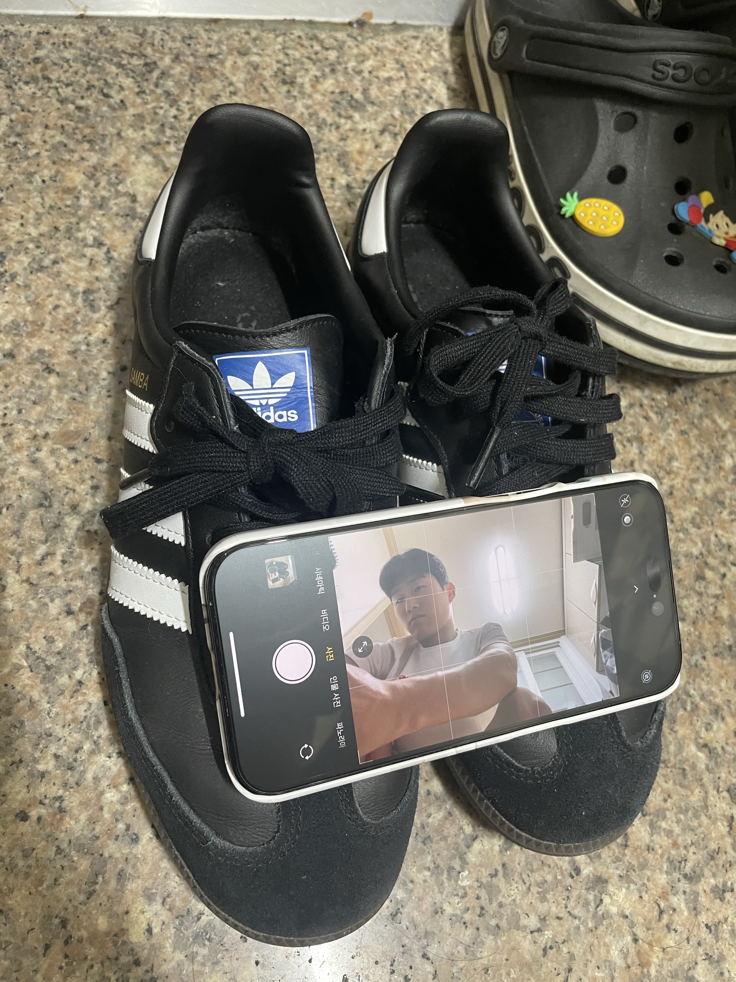 Adidas Samba OG Black White Gum 착용 스타일