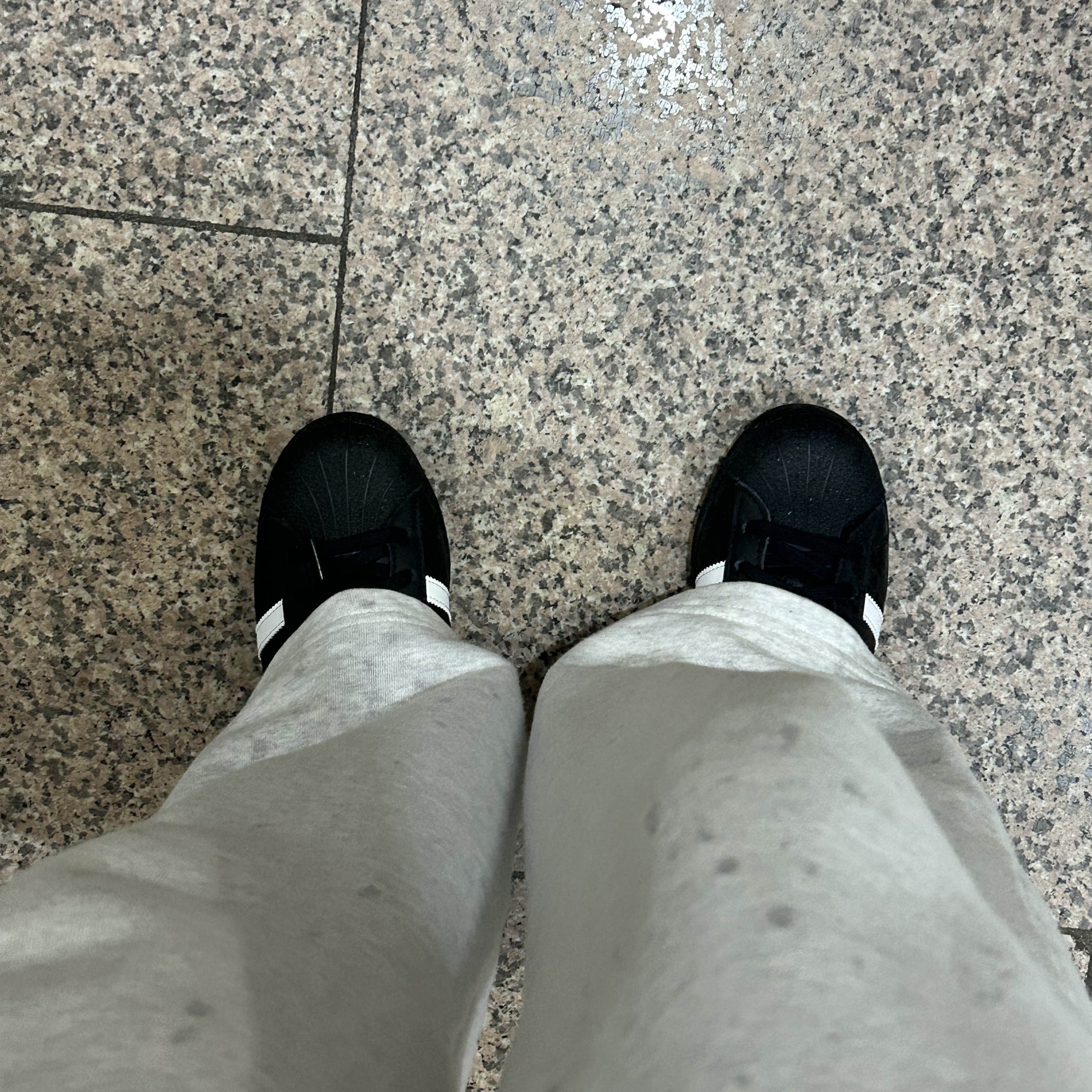 (J) Adidas Superstar Black White 착용 스타일