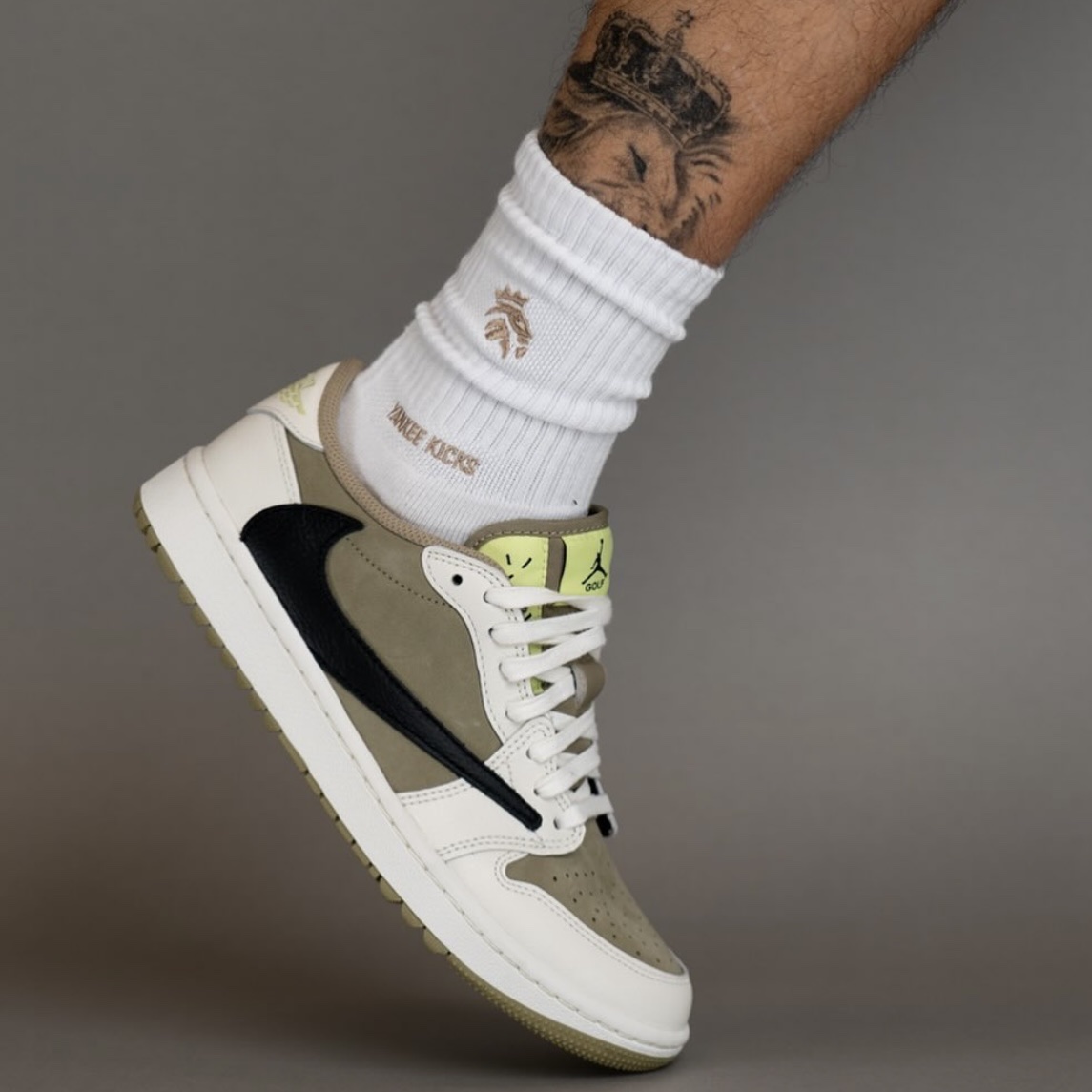 Jordan 1 x Travis Scott Retro Low Golf NRG Neutral Olive, (W) Jordan 1 x Travis Scott Retro Low OG SP Medium Olive 착용 스타일 - 3