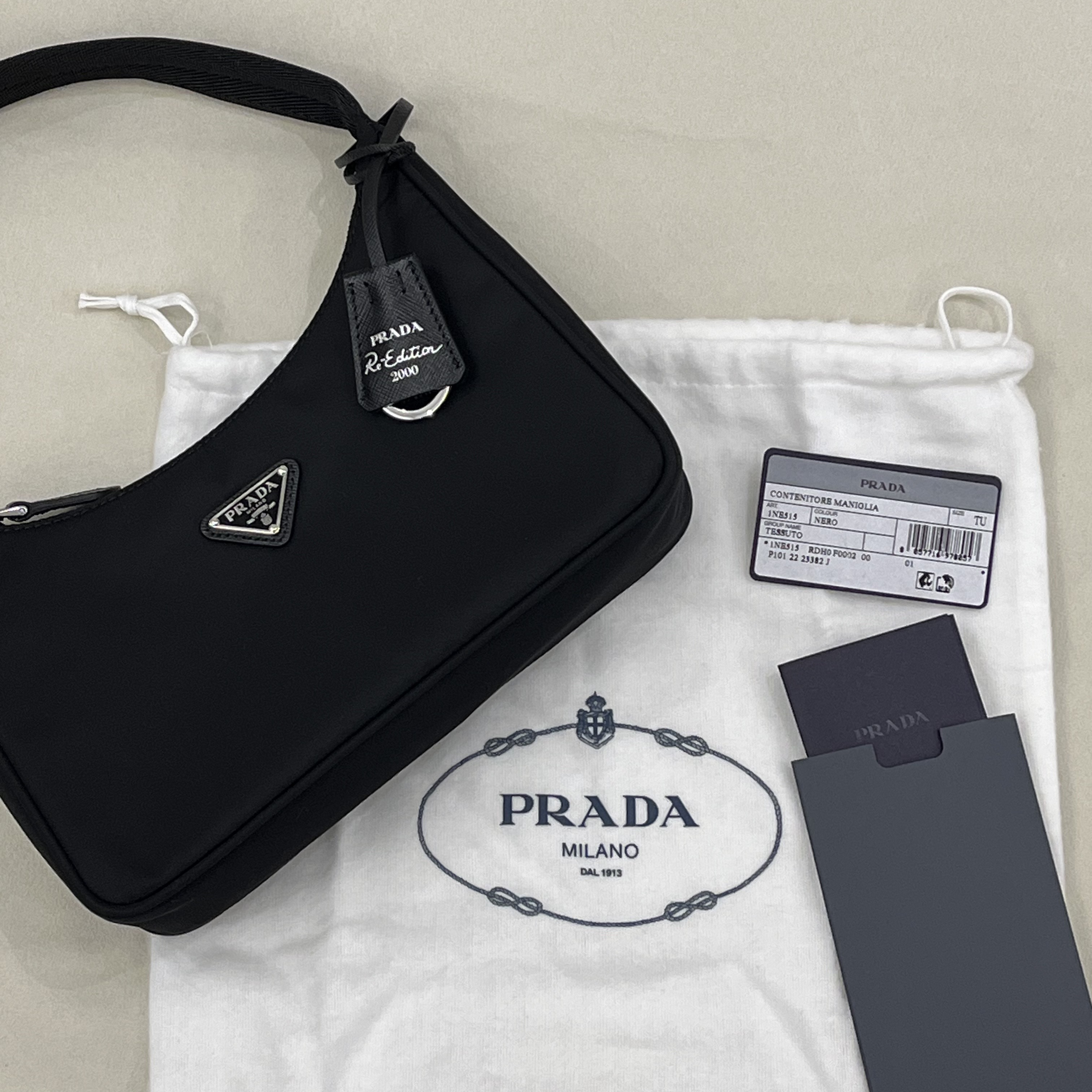 Prada Re-Edition 2000 Re-Nylon Mini Shoulder Bag Black 착용 스타일