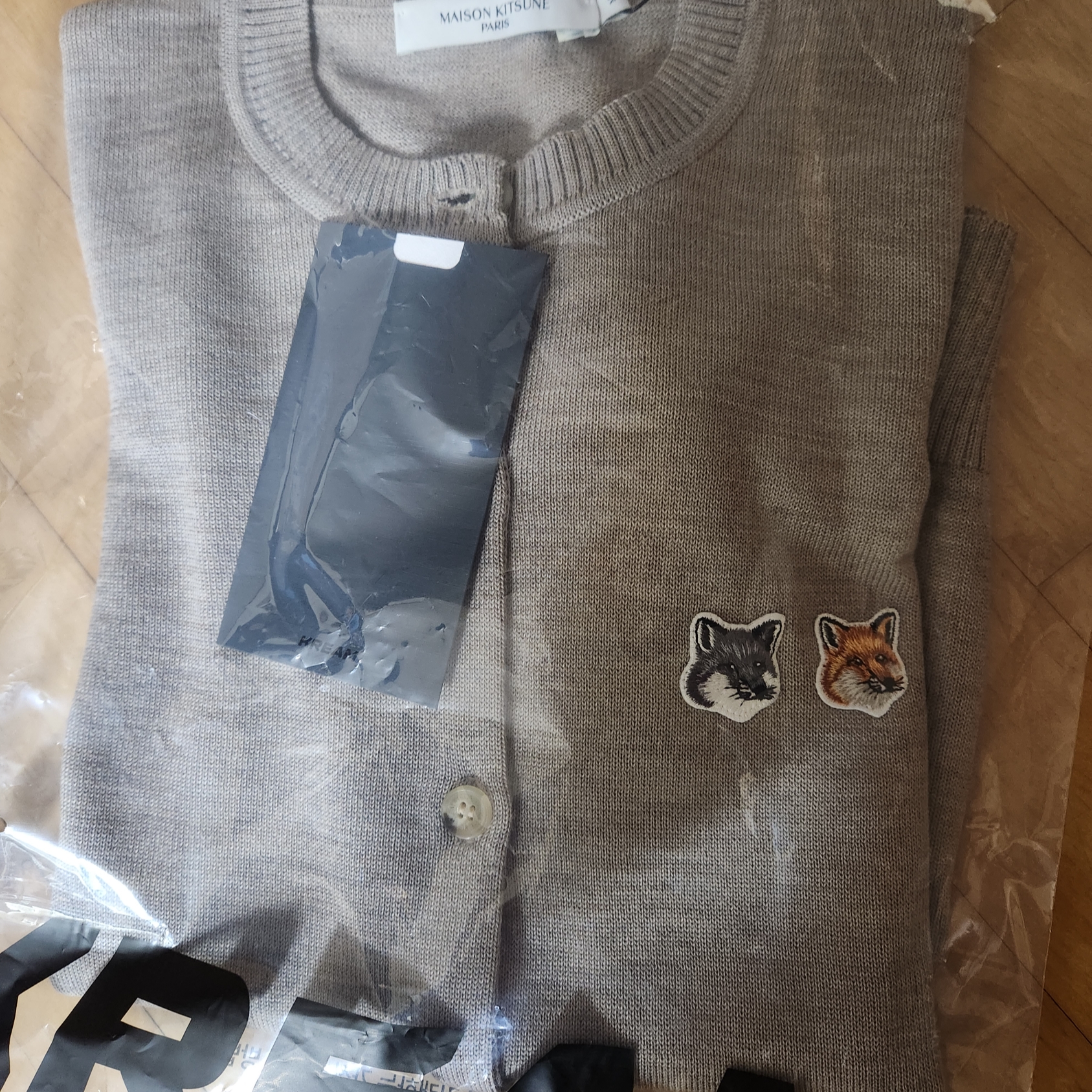(W) Maison Kitsune Double Fox Head Patch R-Neck Cardigan Beige Melange 착용 스타일