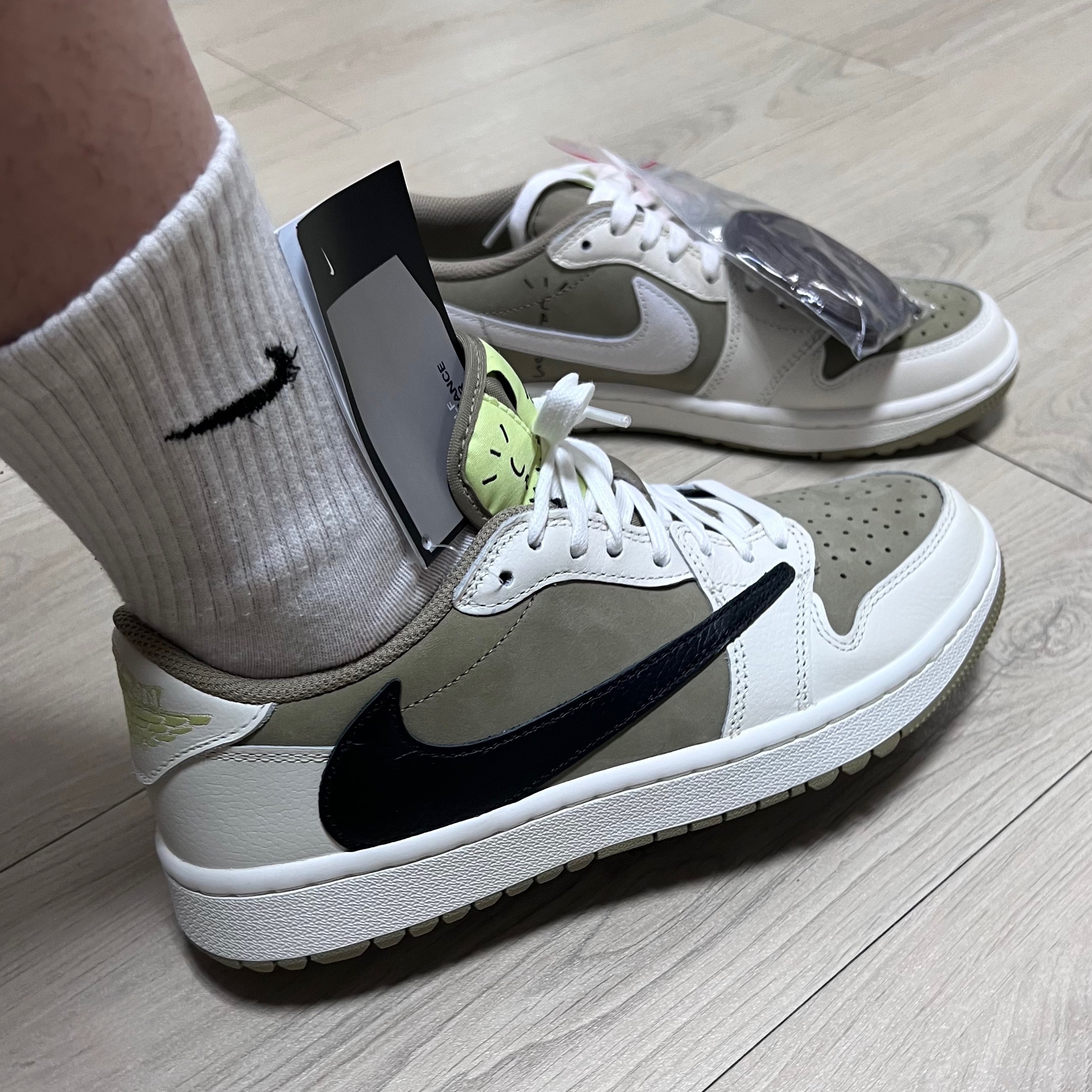 Jordan 1 x Travis Scott Retro Low Golf NRG Neutral Olive 착용 스타일