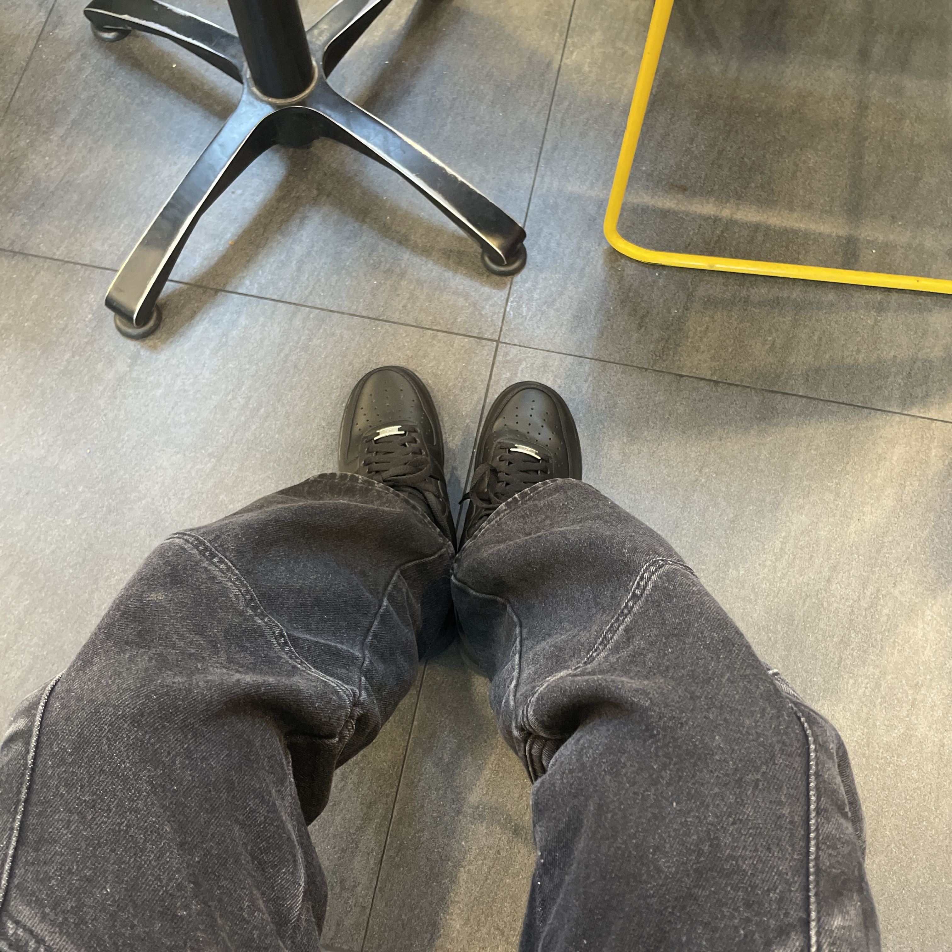 Nike Air Force 1 '07 Low Triple Black 착용 스타일 - 1