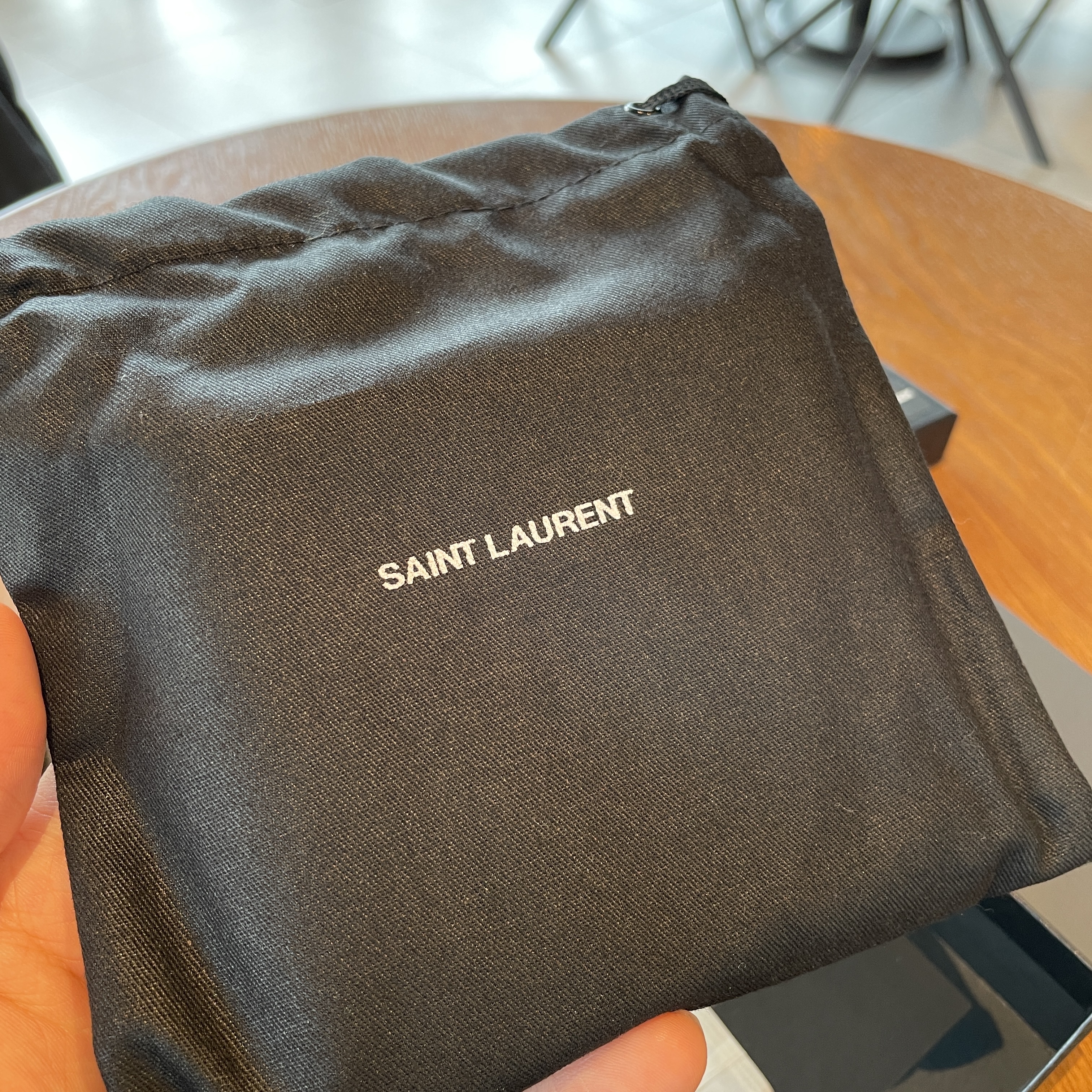 Saint Laurent Paris East/West Wallet in Crocodile Embossed Leather Black 착용 스타일 - 6