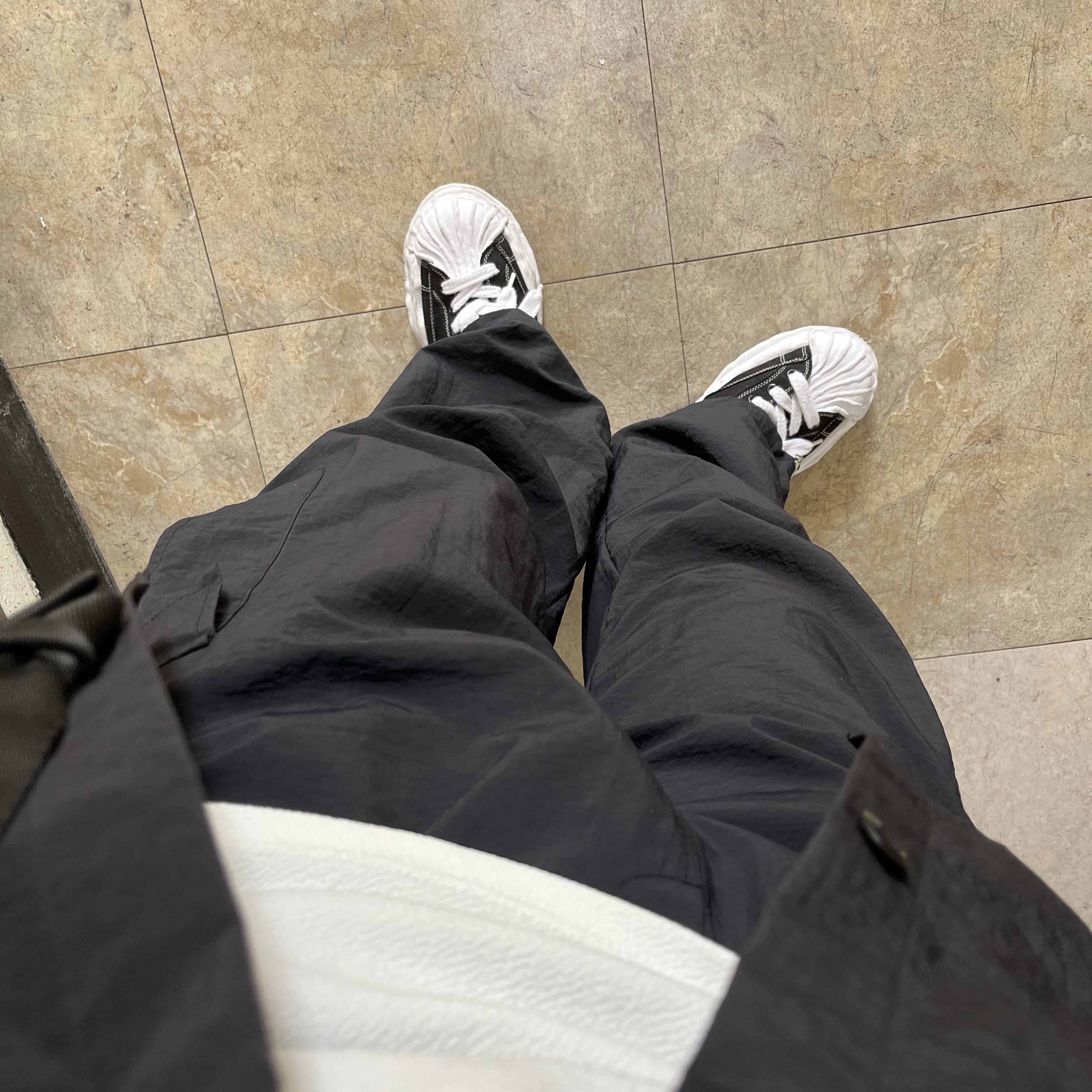 Maison Mihara Yasuhiro Blakey OG Sole Canvas Low-top Sneakers Black White 착용 스타일 - 1