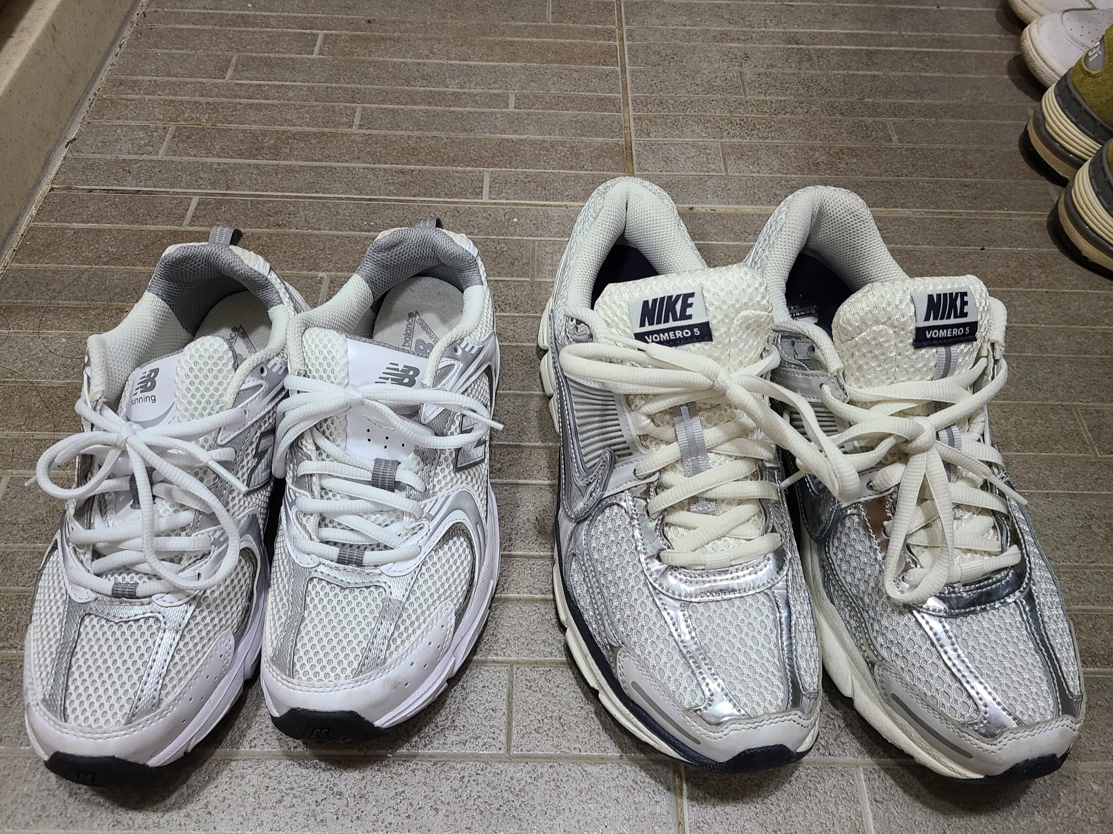 New Balance 530 White Silver, (W) Nike Zoom Vomero 5 Photon Dust and Metallic Silver 착용 스타일