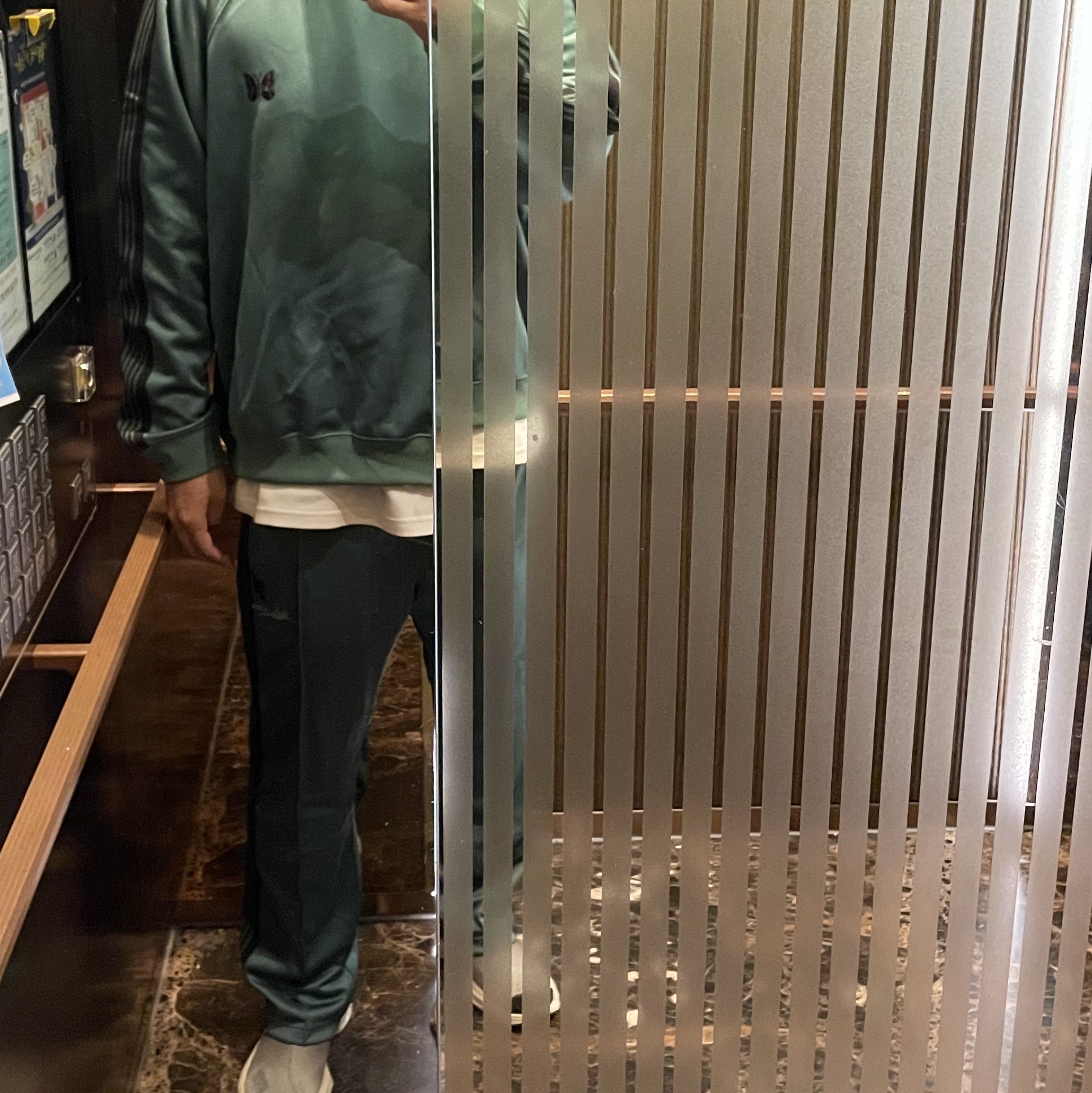 Needles Narrow Track Pants Poly Smooth Emerald 착용 스타일