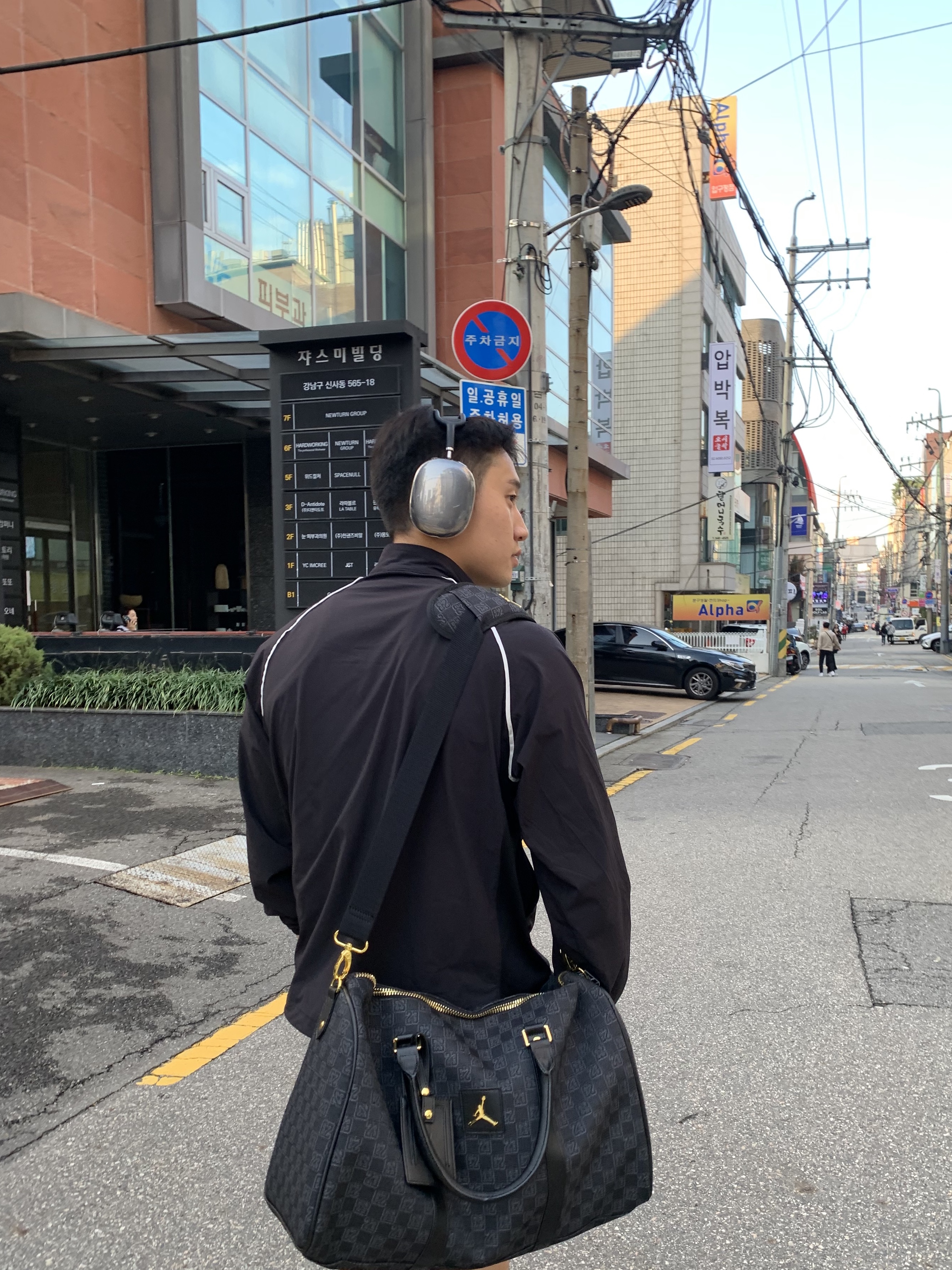 Jordan Monogram Duffle Bag Black (MA0759-023), Apple AirPods Max Lightning Space Gray (Korean Ver.) 착용 스타일 - 1
