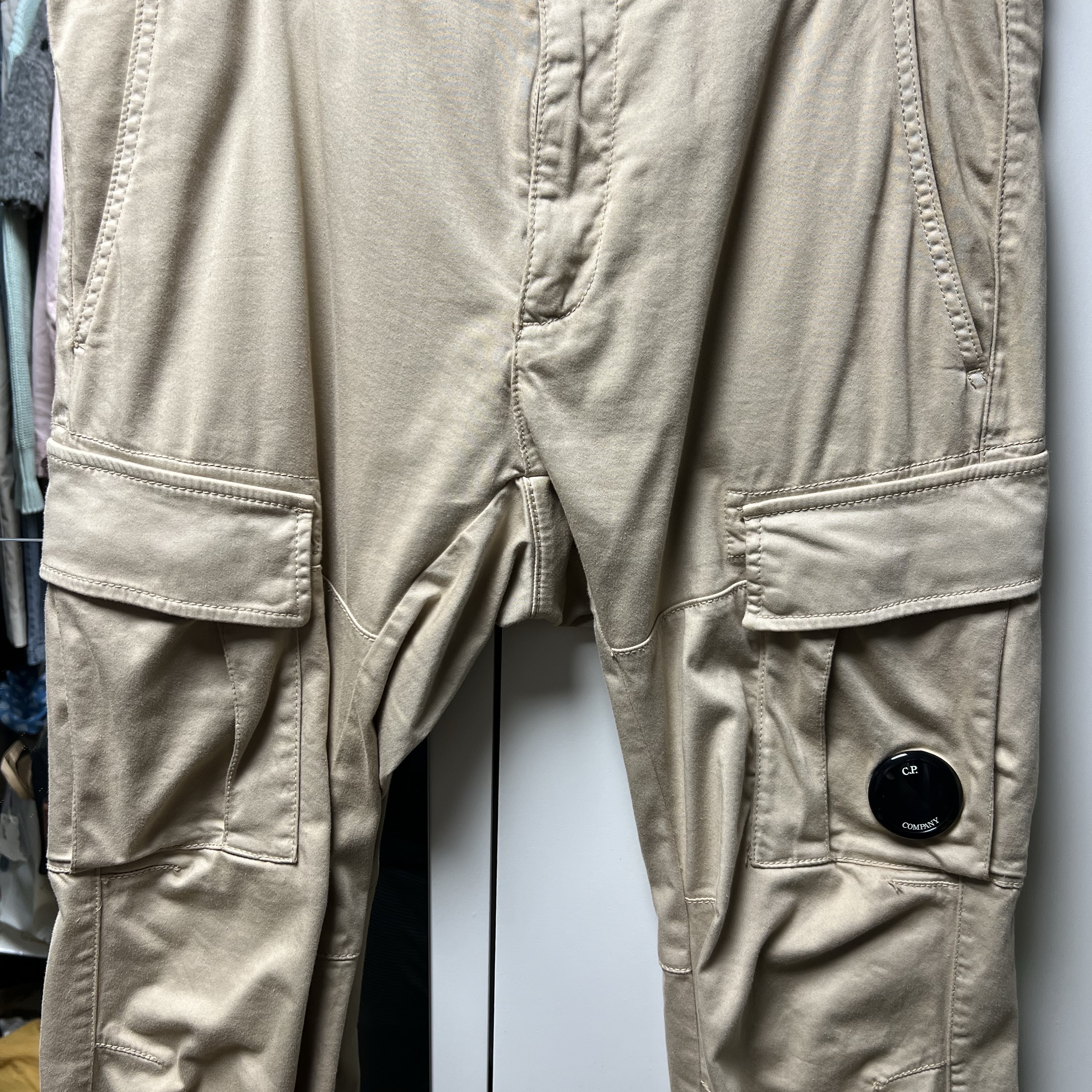 C.P. Company Stretch Sateen Lens Cargo Pants Brown - 23SS 착용 스타일
