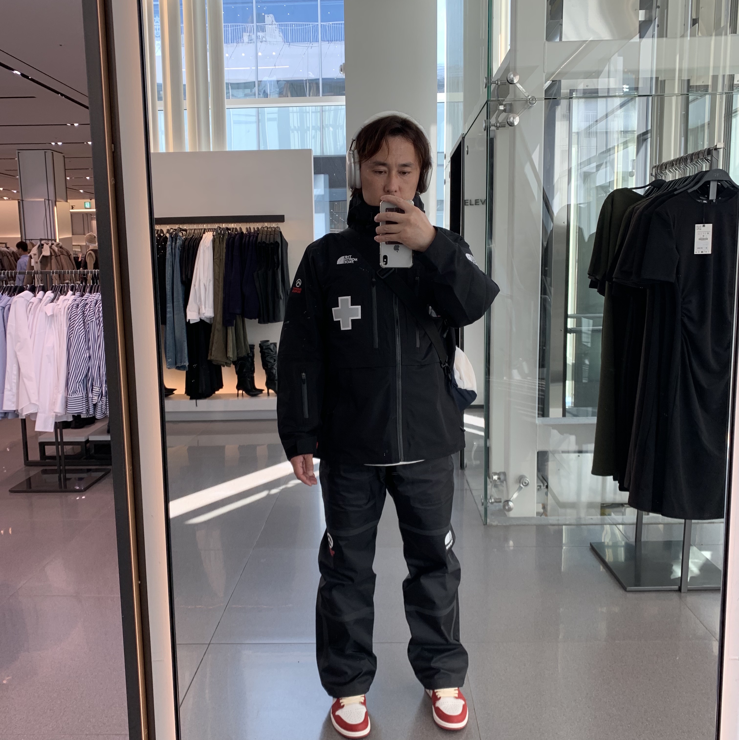 Supreme x The North Face Summit Series Rescue Mountain Pro Jacket Black - 22SS, Supreme x The North Face Summit Series Outer Tape Seam Mountain Pants Black - 21SS 착용 스타일
