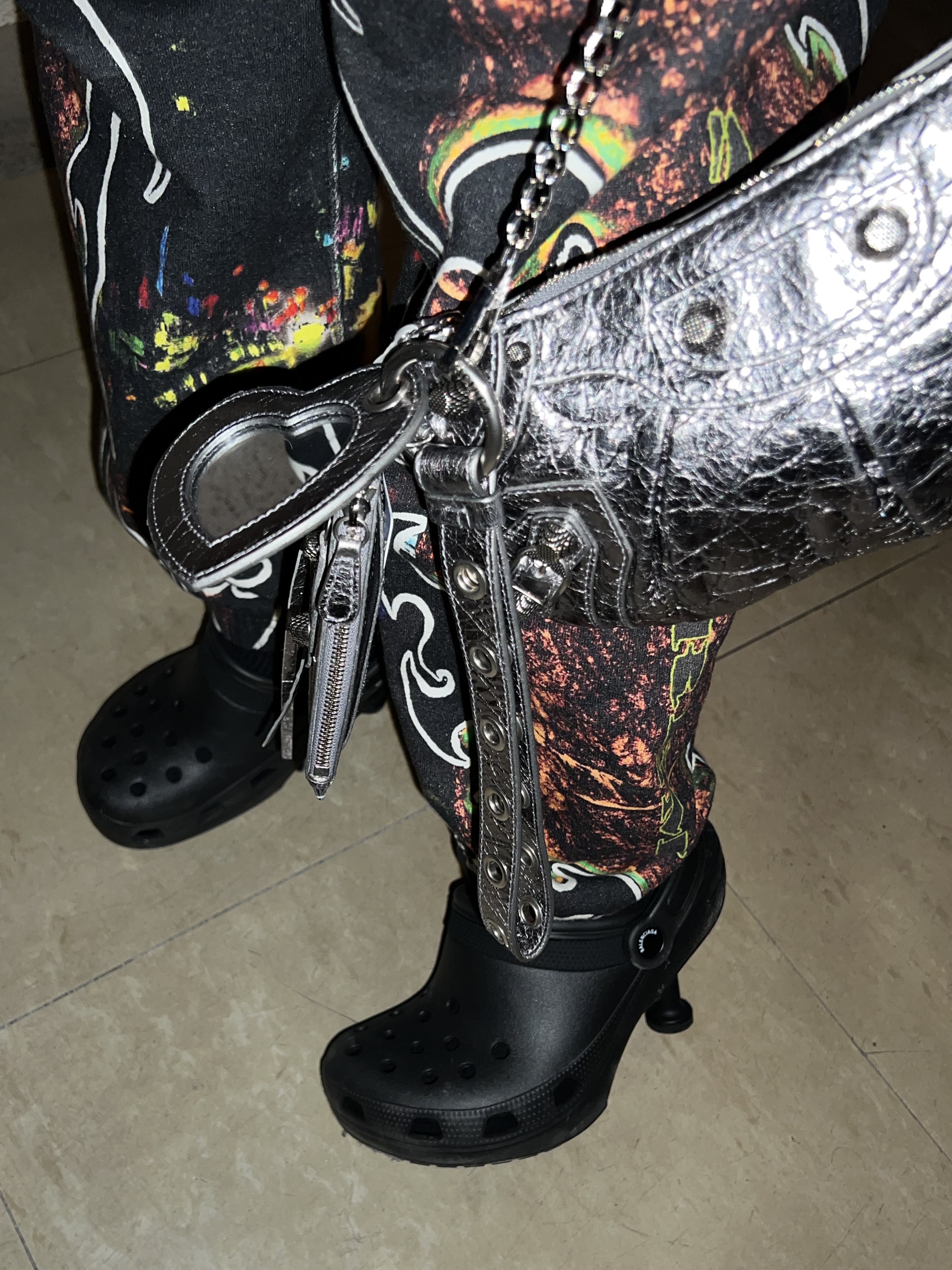 Supreme East Broadway Sweatpants Night - 22SS, Balenciaga Le Cagole Mini Multipouch Metallized Silver 착용 스타일 - 2