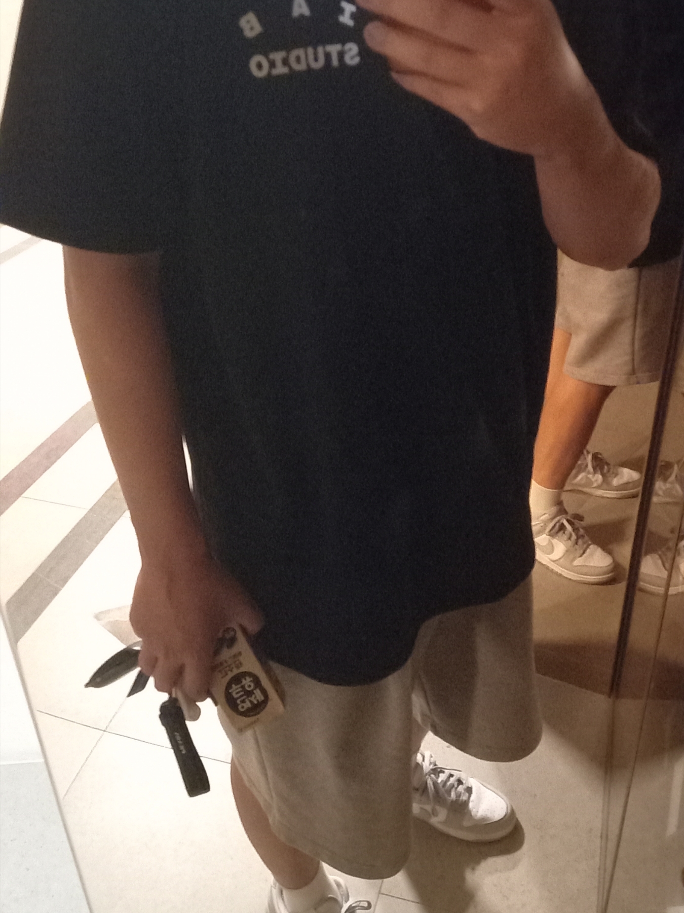 IAB Studio 10th Anniversary T-Shirts Pack White & Black (2 Pack) 착용 스타일