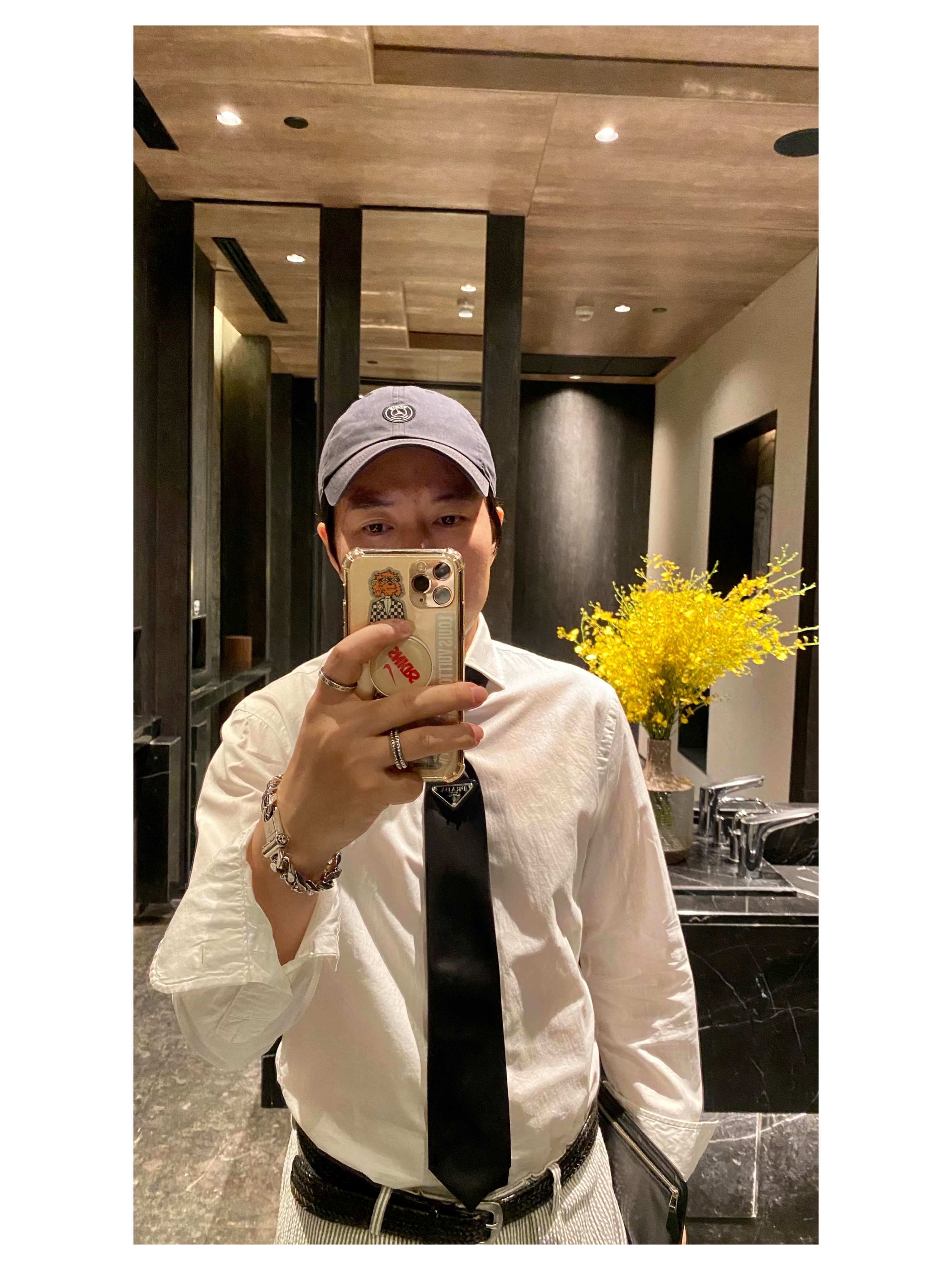 Prada Re-Nylon Gabardine Tie Black, Louis Vuitton Chain Links Bracelets Silver 착용 스타일 - 1