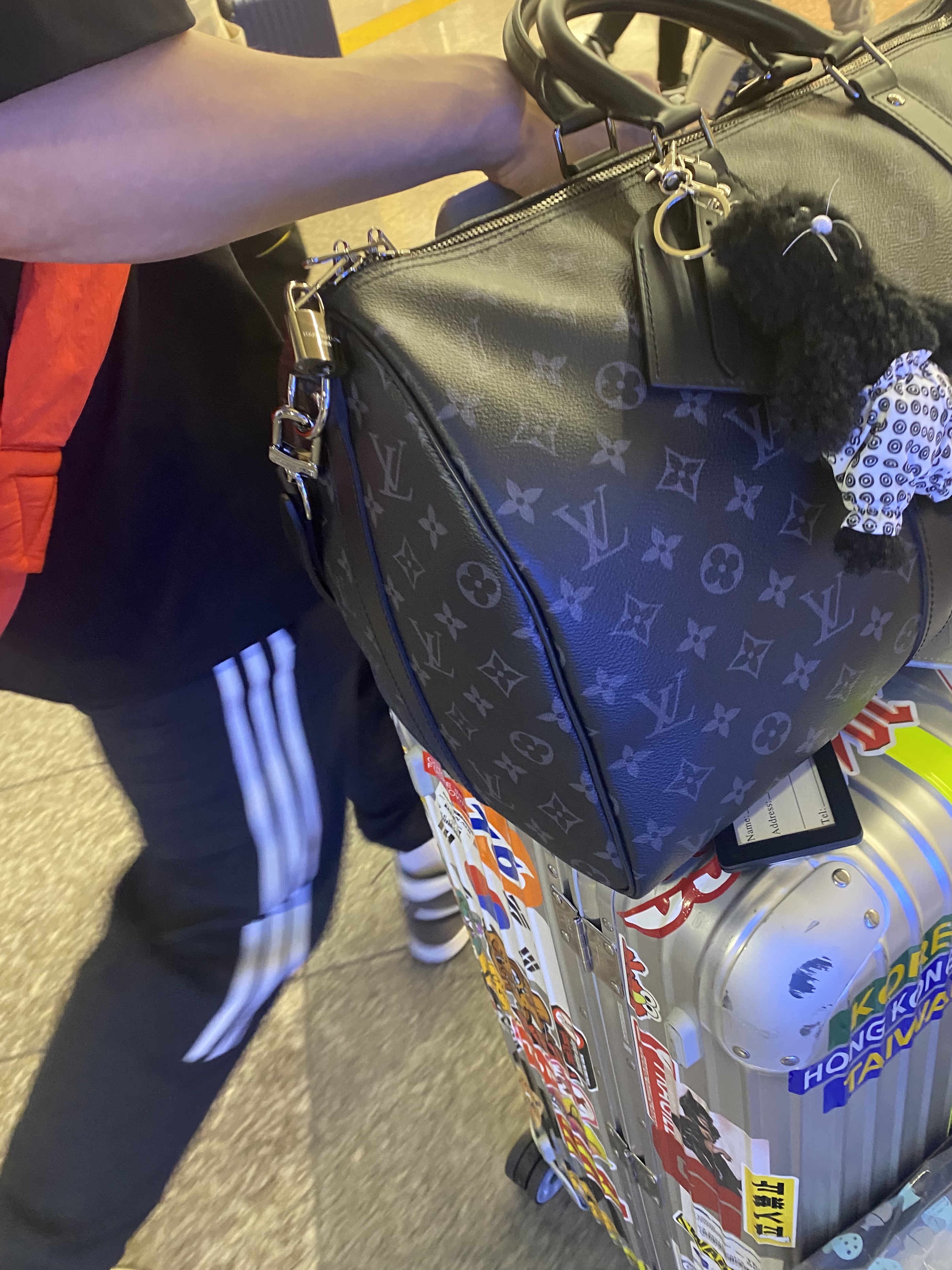 Bottega Veneta Padded Tech Cassette Tomato, Louis Vuitton Keepall 45 Monogram Eclipse 착용 스타일