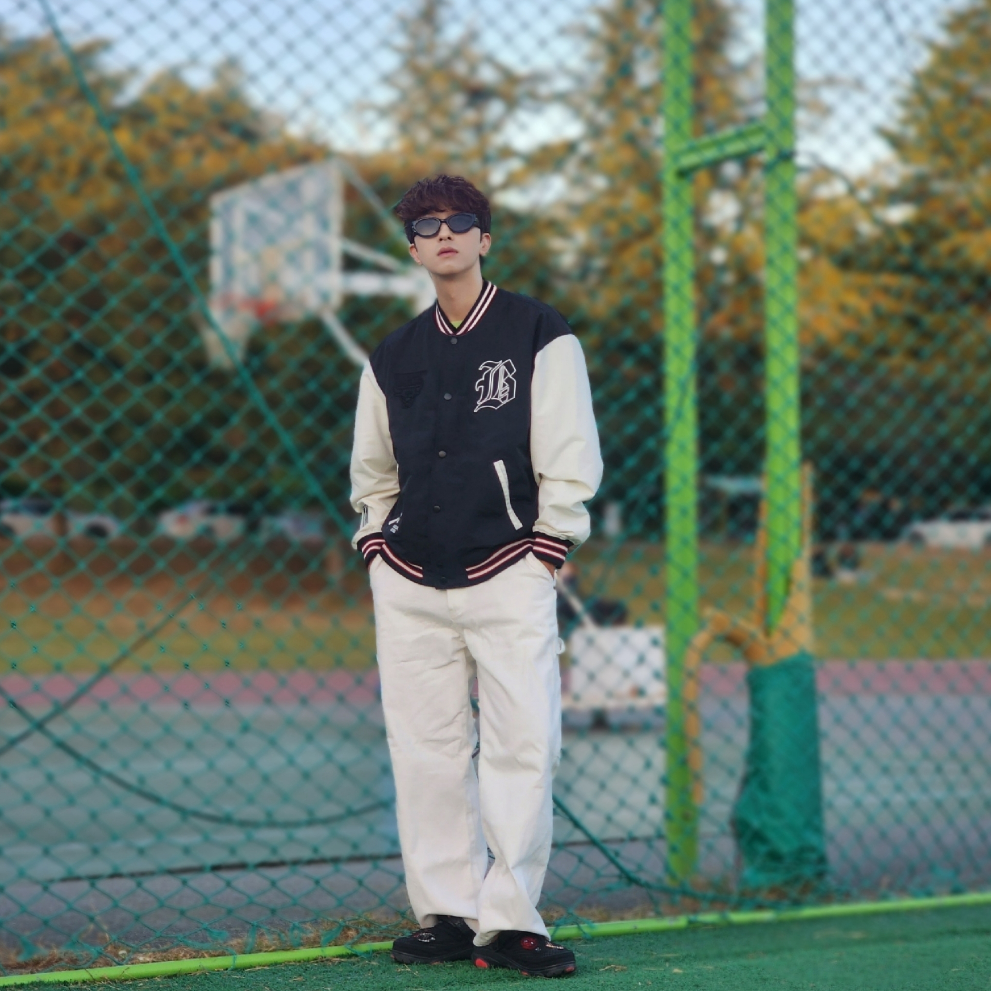 Stussy World Tour T-Shirt Tea 2023, Crocs x Staple Classic All Terrain Clog Black 착용 스타일 - 8