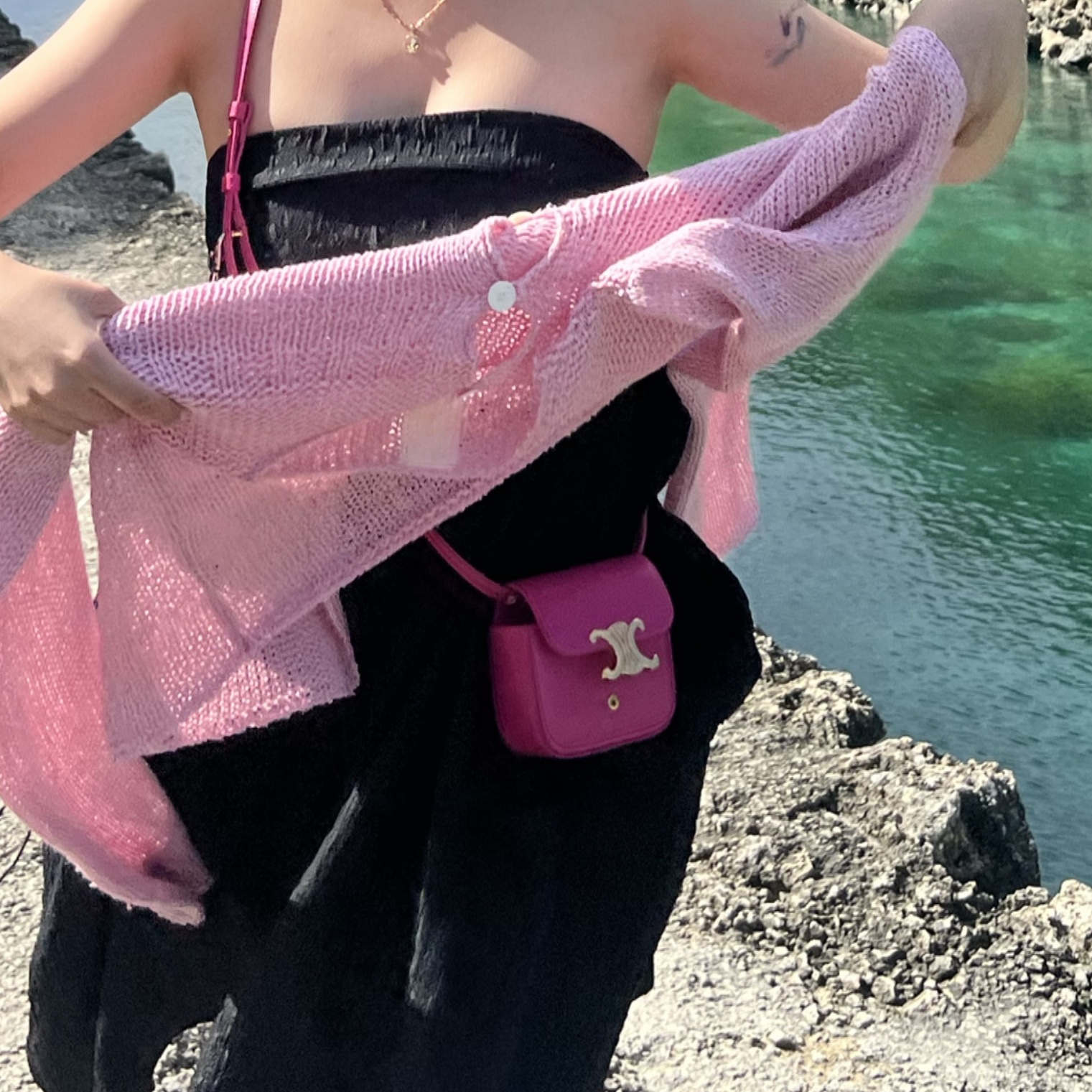 Celine Mini Triomphe Bag in Shiny Calfskin Bright Pink 착용 스타일 - 3