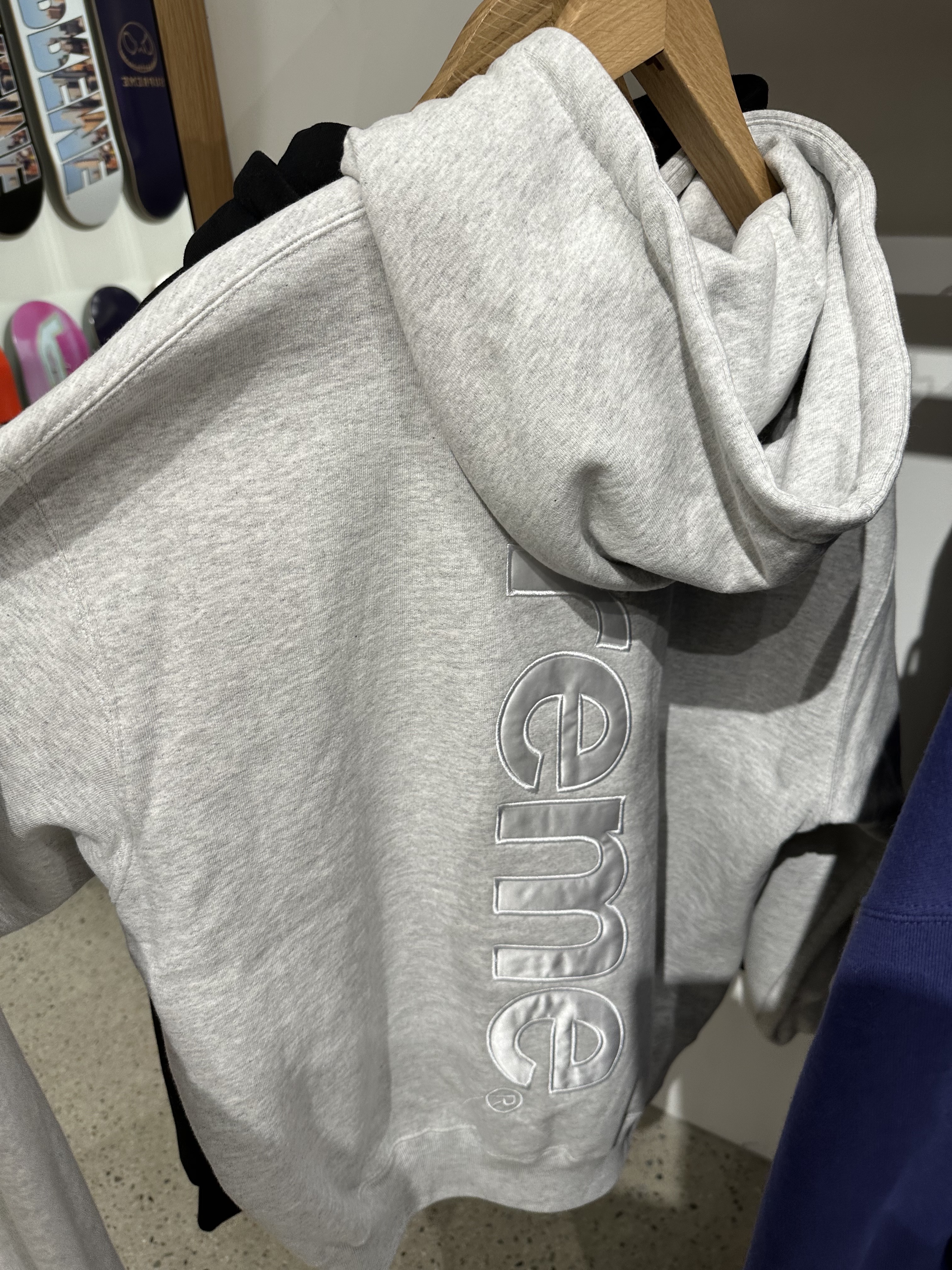 Supreme Satin Applique Hooded Sweatshirt Ash Grey - 23FW, Supreme Satin Applique Hooded Sweatshirt Black - 23FW 착용 스타일 - 1