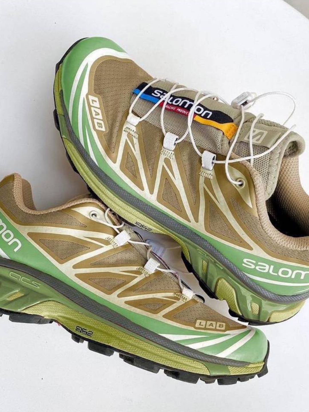 Salomon XT-4 Bitter Chocolate Mocha Mousse, Salomon XT-6 Dried Herb Deep Lichen Green 착용 스타일 - 3