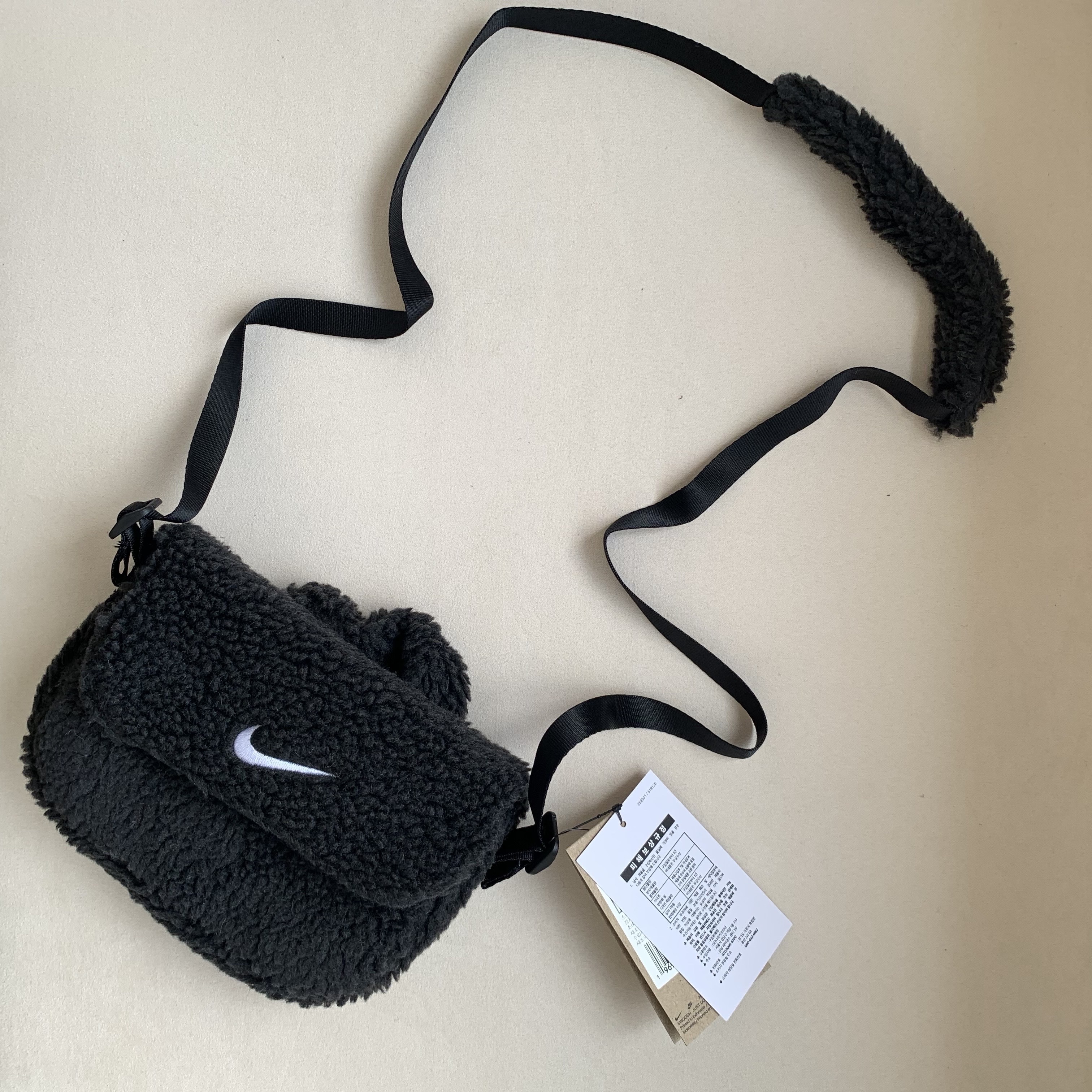 (Kids) Nike NSW Faux Fur Crossbody Bag Black 착용 스타일