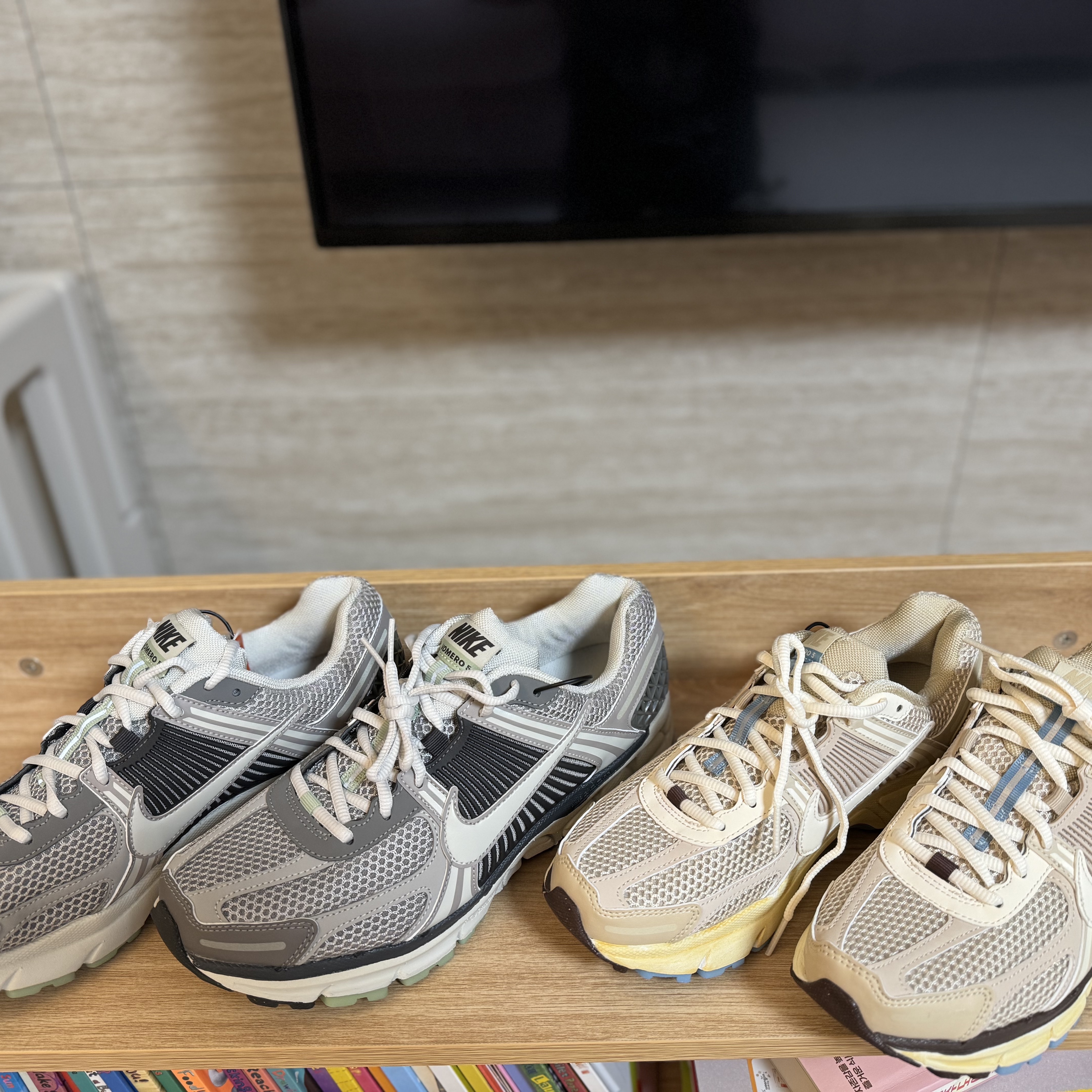 (W) Nike Zoom Vomero 5 Cobblestone and Flat Pewter, (W) Nike Zoom Vomero 5 Oatmeal 착용 스타일 - 7