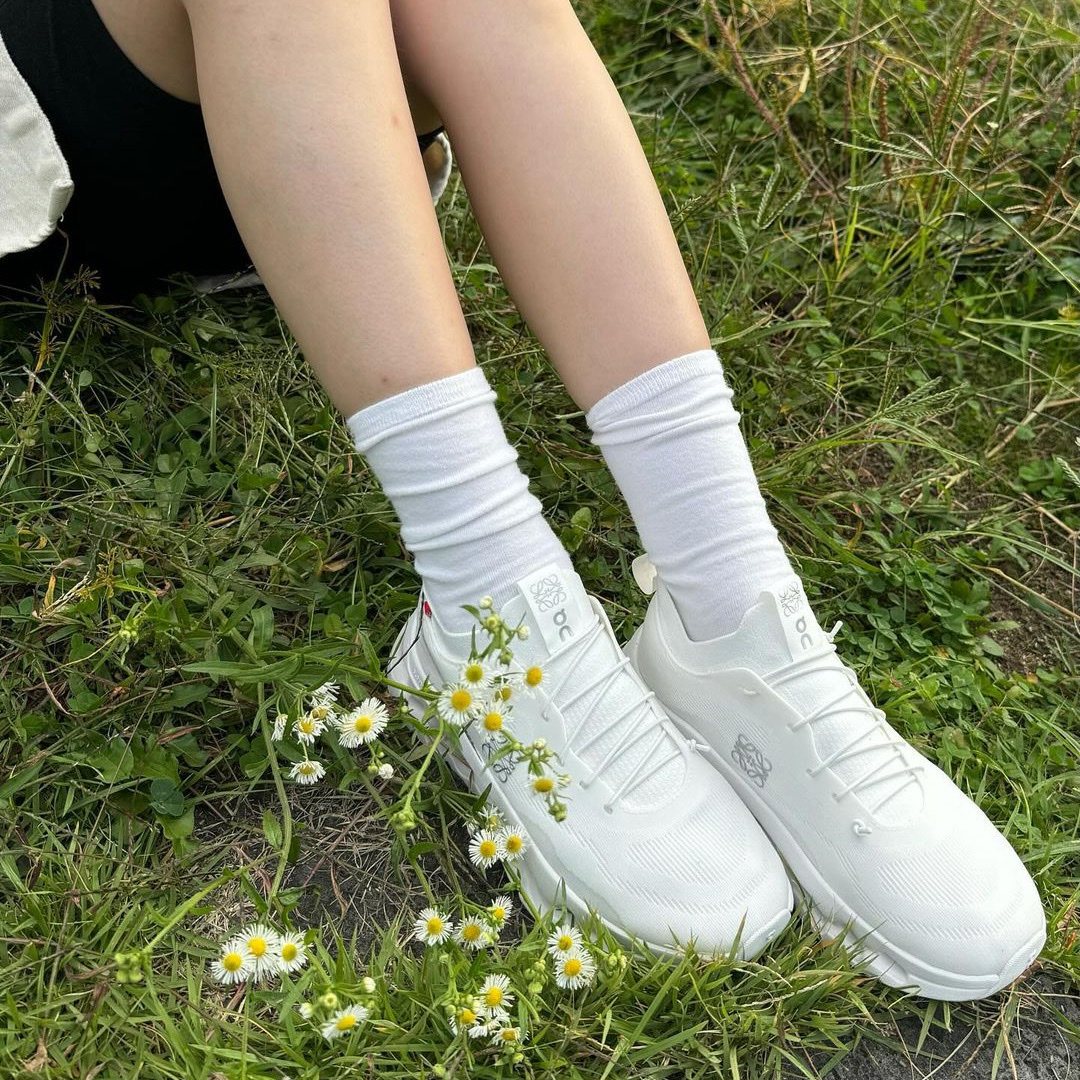(W) Loewe x On Running Cloudtilt All White 착용 스타일 - 4