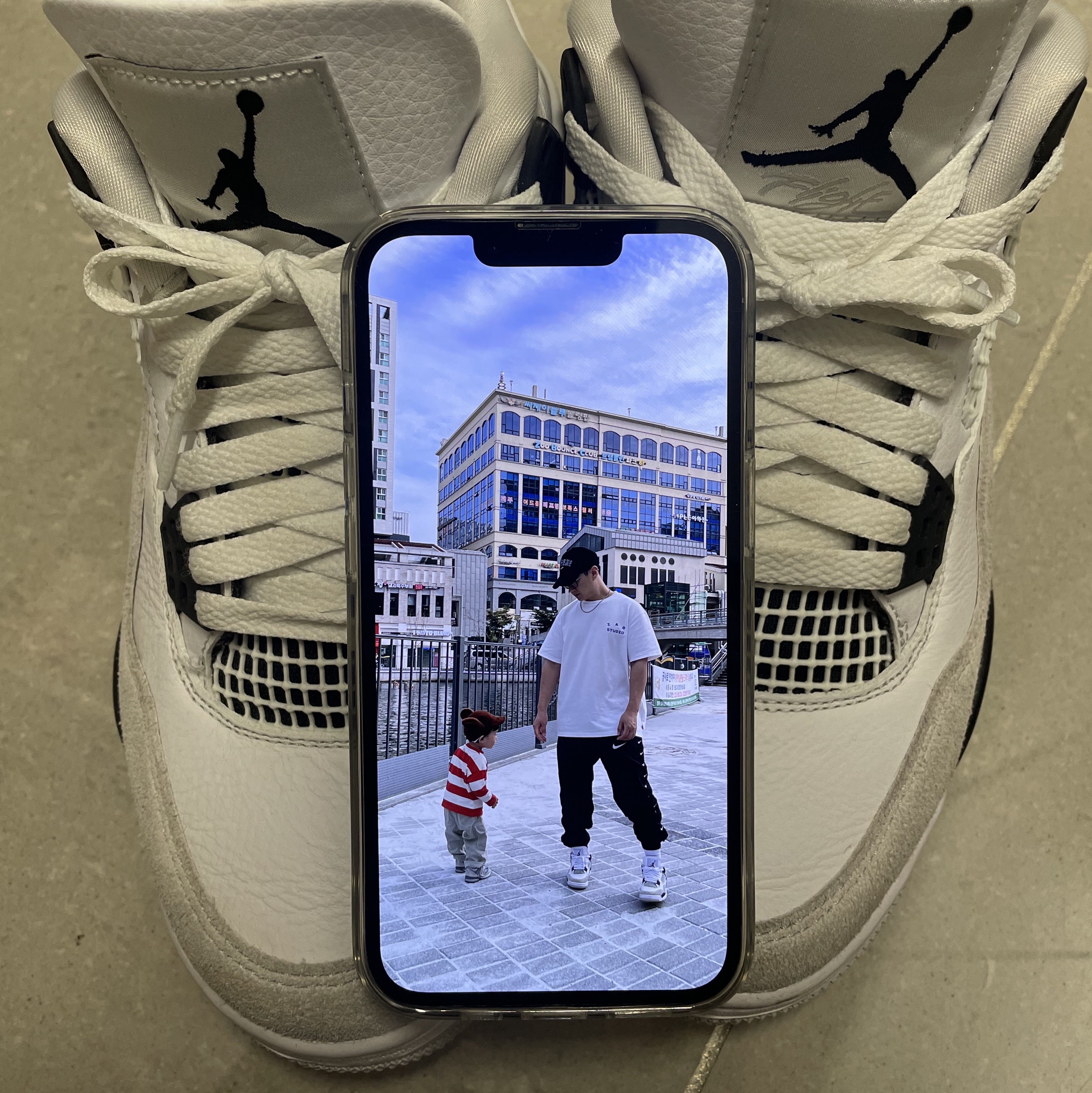 Jordan 4 Retro White and Black 착용 스타일