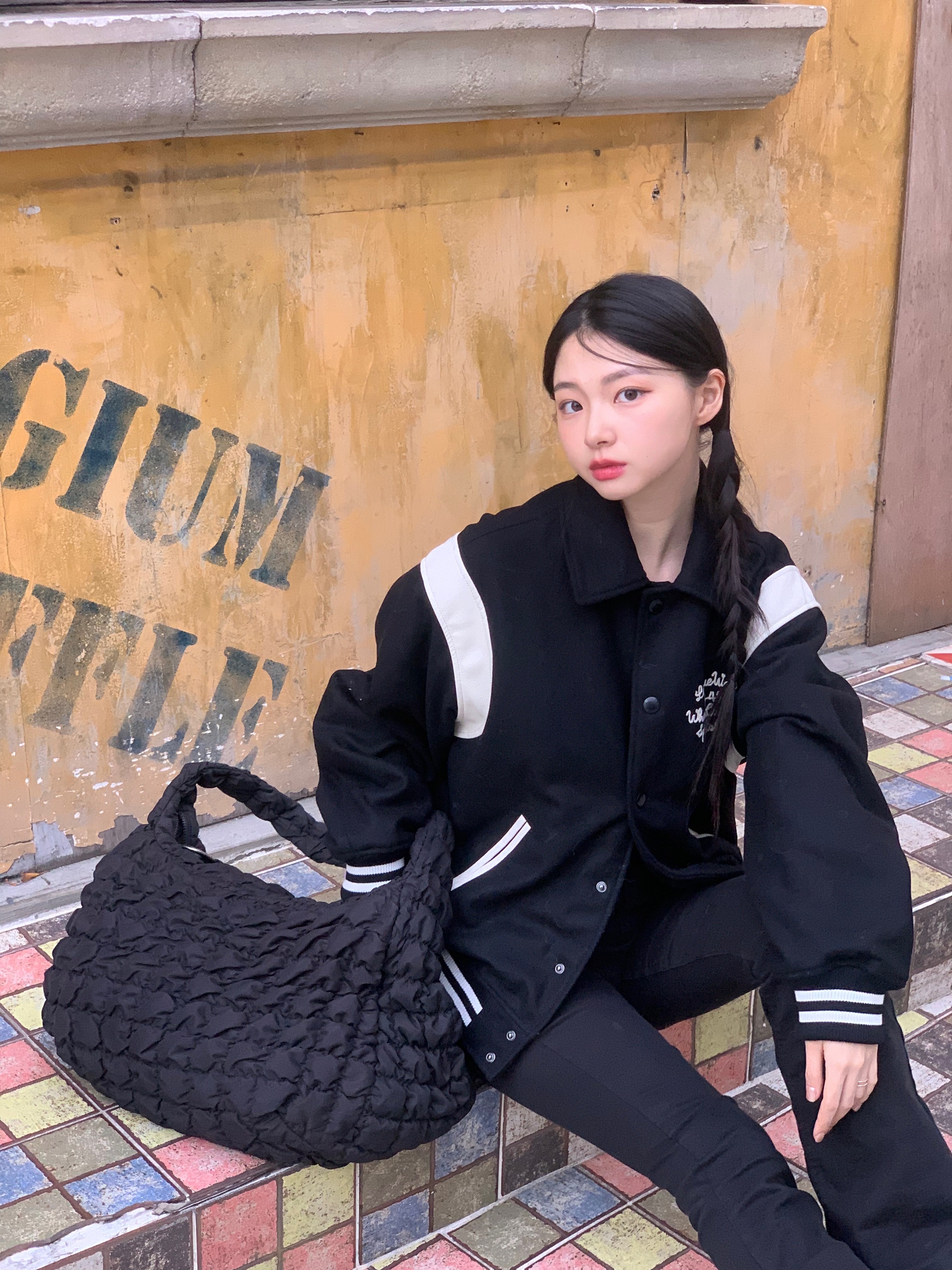 COS Quilted Oversized Shoulder Bag Black 착용 스타일 - 1