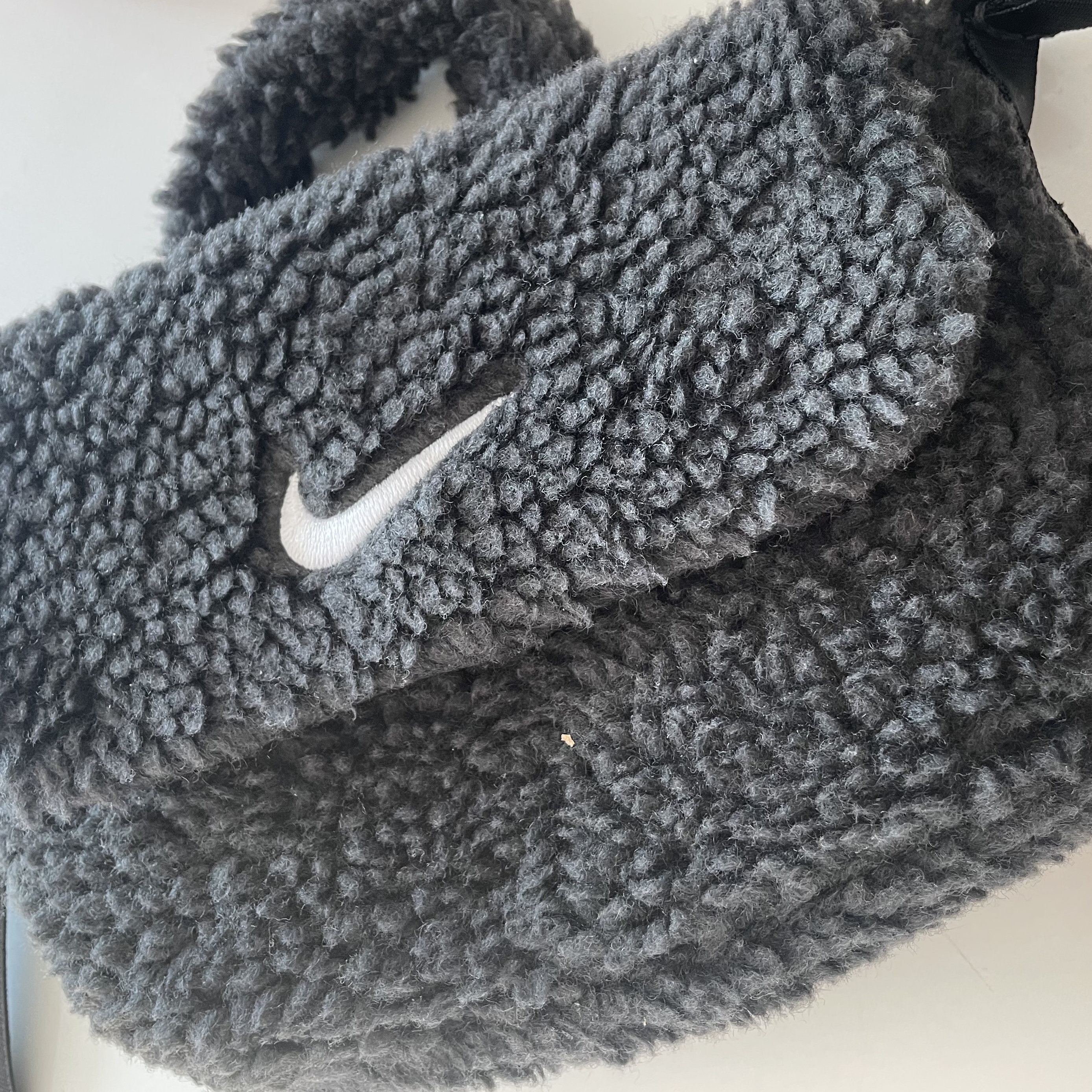 (Kids) Nike NSW Faux Fur Crossbody Bag Black 착용 스타일