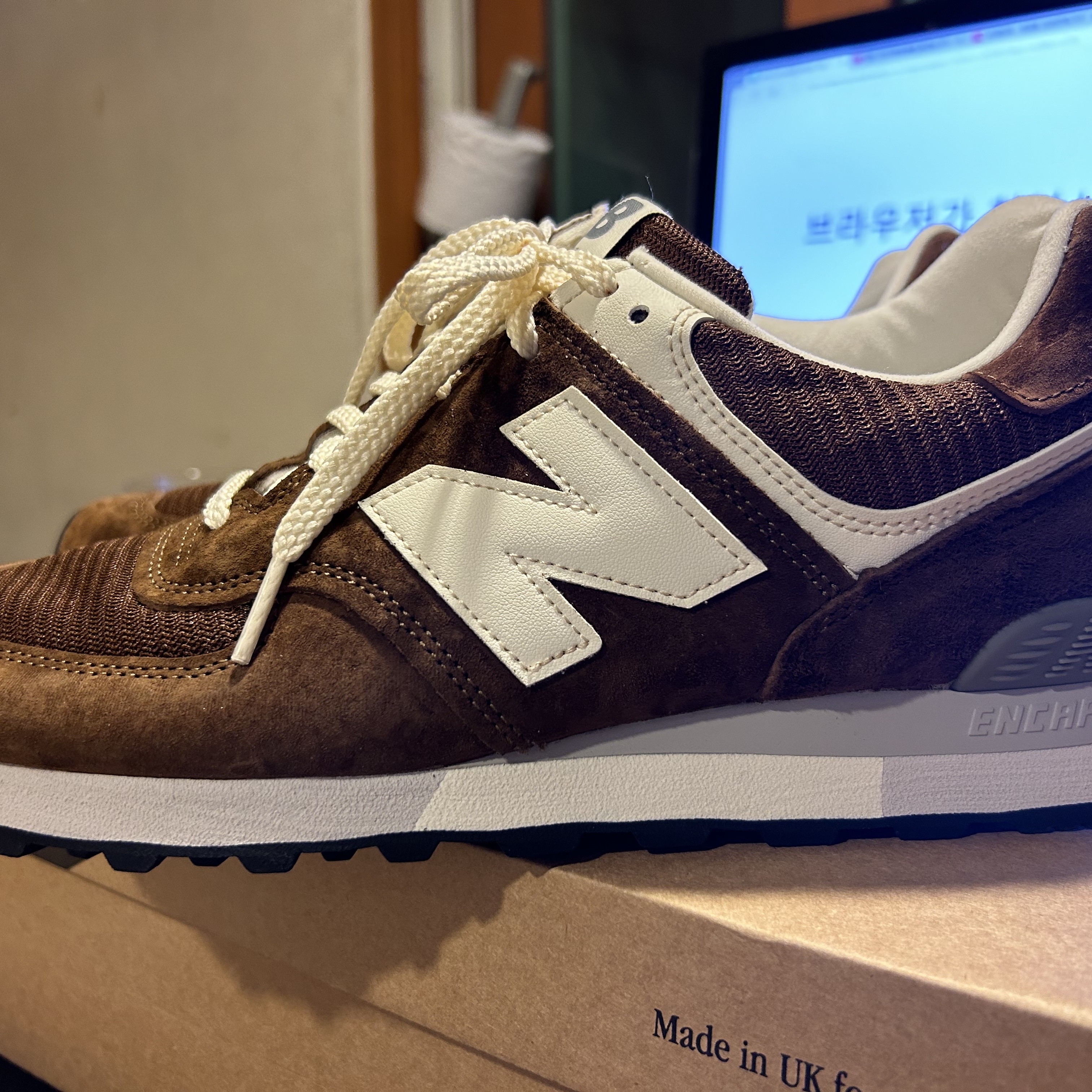 New Balance 576 Made in UK Monks Robe Coconut Milk 착용 스타일 - 2